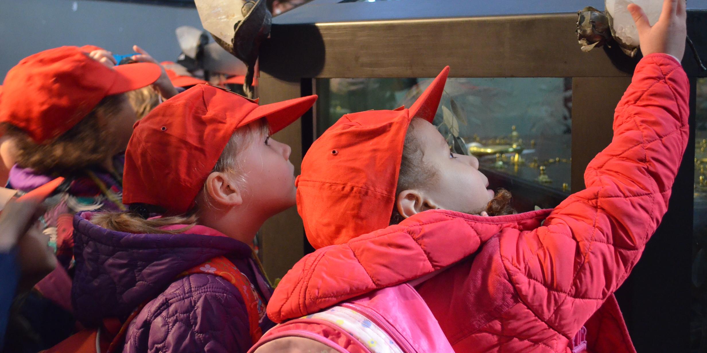 Die Kinder berühren die 'Schatzkiste'. Darin liegt der Heilige Rock.