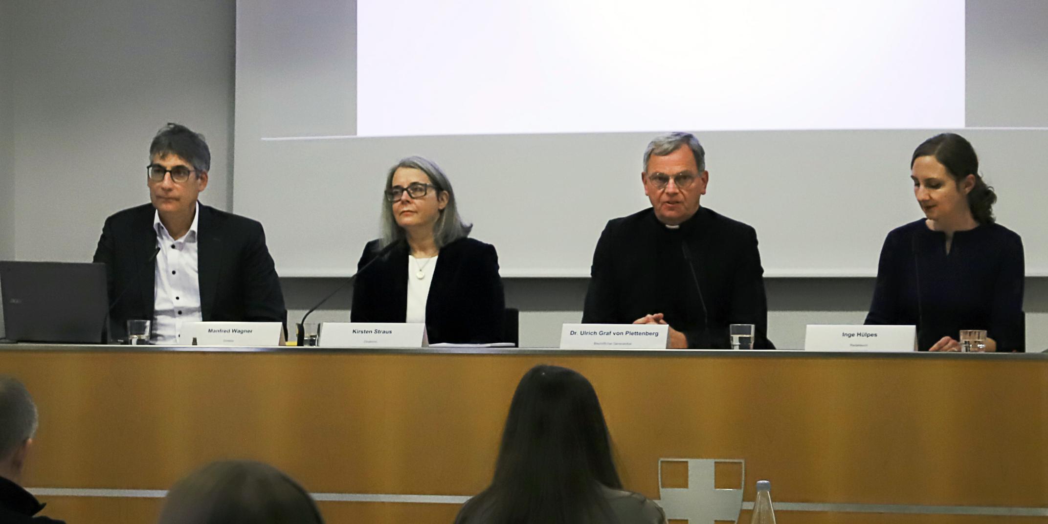 (vlnr.) Direktor Manfred Wagner, Direktorin Kirsten Straus, Generalvikar Dr. Ulrich Graf von Plettenberg und Inge Hülpes, Redakteurin (Foto: Christina Libeaux/Bistum Trier)