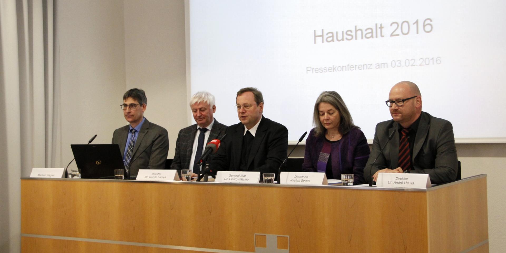 v.l.n.r. Manfred Wagner, Dr. Gundo Lames, Generalvikar Dr. Georg Bätzing, Kirsten Straus und Dr. André Uzulis
