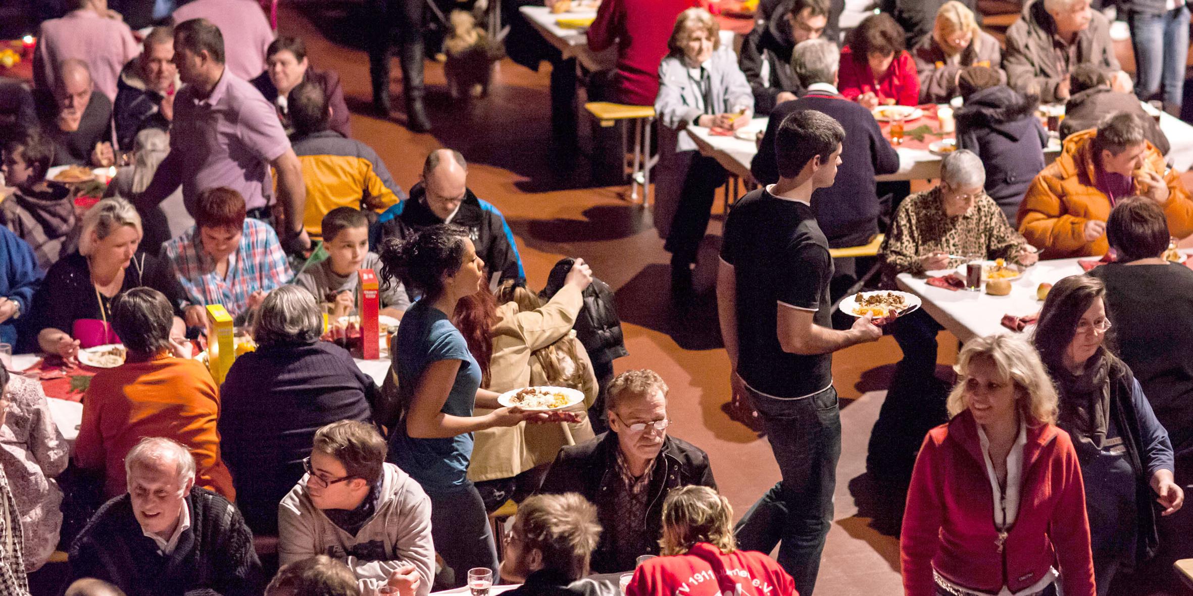 Rund 700 Menschen kommen jedes Jahr ins E-Werk, um den Heiligen Abend nicht alleine verbringen zu müssen. (Foto: Peter Marz)