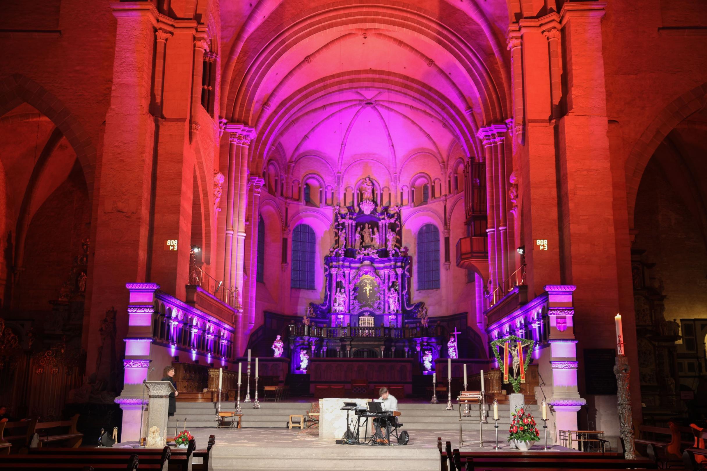 Zum Abendlob war der Dom in besonderes Licht getaucht.