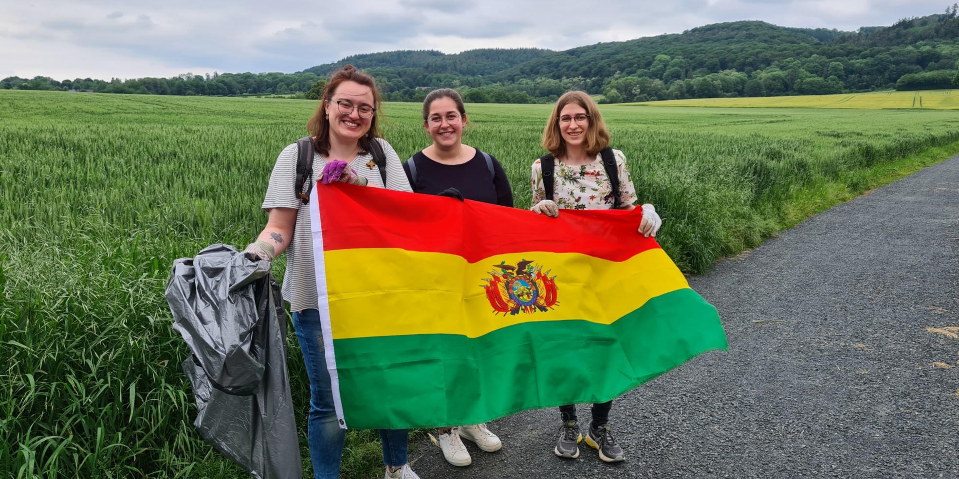 Die Katholische Jugend in Heimbach-Weis bei ihrer Aktion: Teresa, Susanna und Theresa (von links nach rechts) haben bei einem Spaziergang einen 120 Liter-Müllsack zu einem Viertel gefüllt, und das obwohl es bei uns Mülltonnen und eine funktionierende Müllabfuhr gibt - anders als in Bolivien. (Foto:privat)