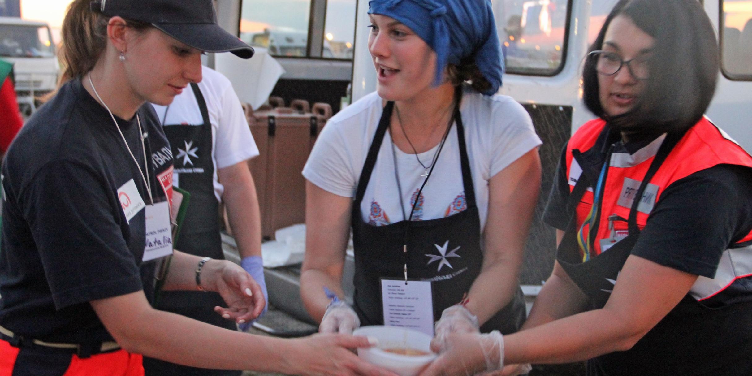 Helena Marx (Mitte) bei der Essensausgabe