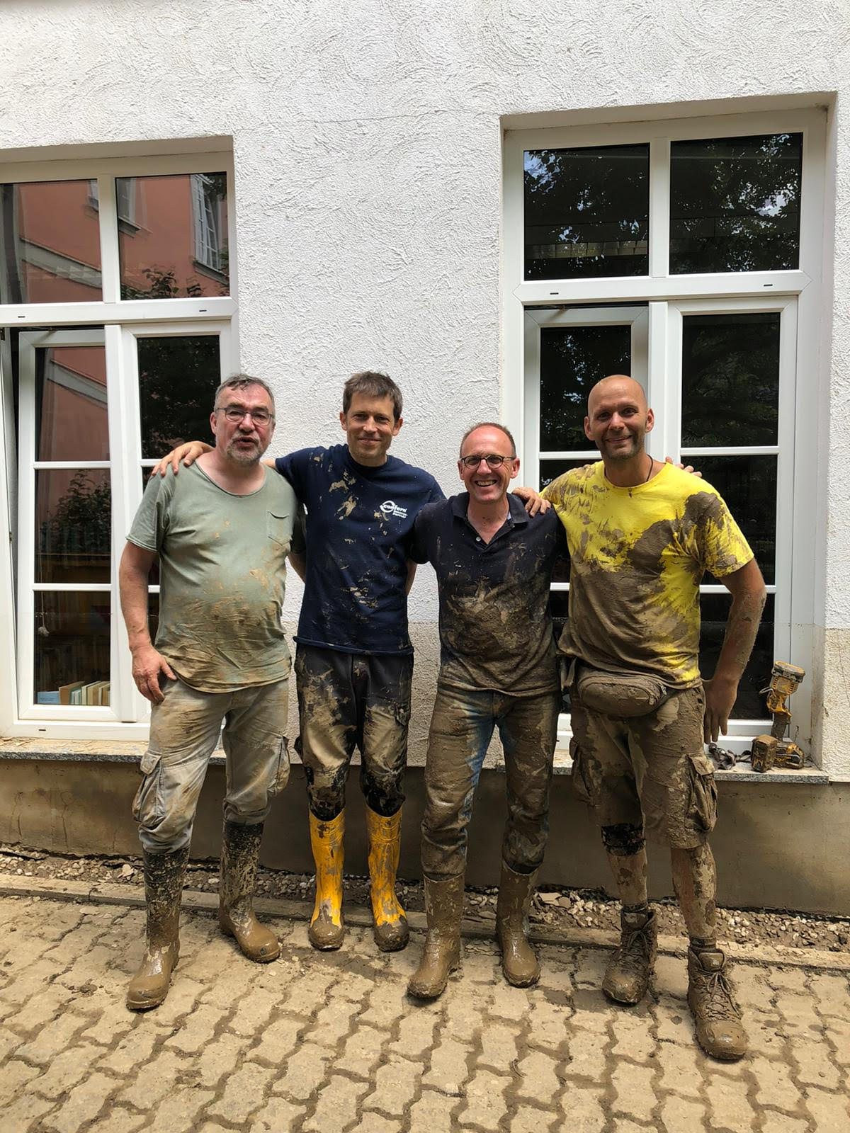 Bruder Antonius Joos (2.v.r.) und andere Helfer. (Foto: privat)