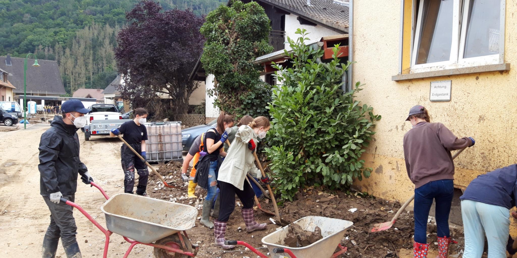 Die Jugendlichen helfen beim Aufräumen nach dem Hochwasser. Fotos: privat