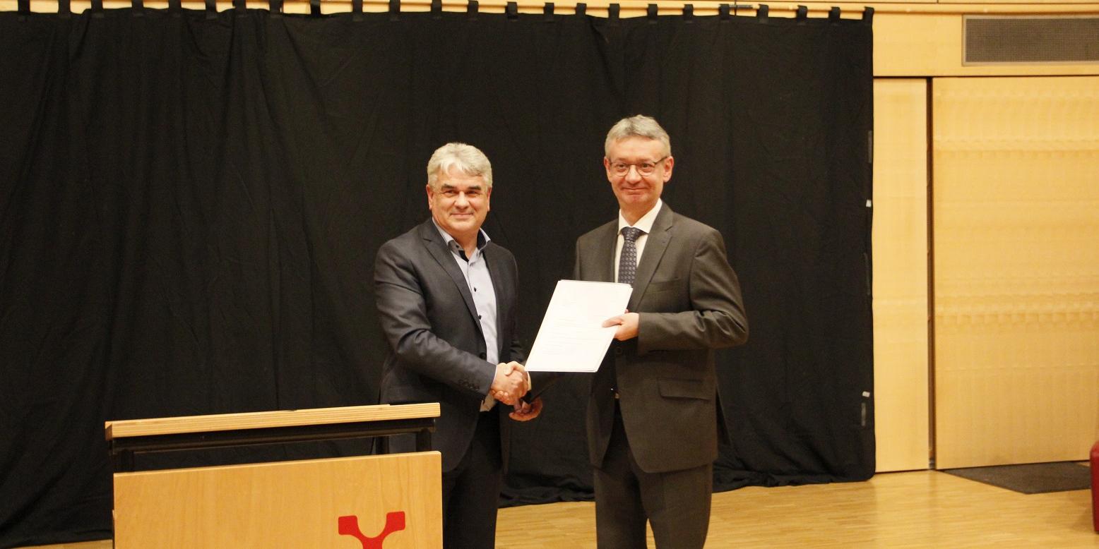 Albrecht Adam, Leiter der Schulabteilung (links) und der neue Direktor der St. Helena-Schule, Franz -Rudolf Hilgert