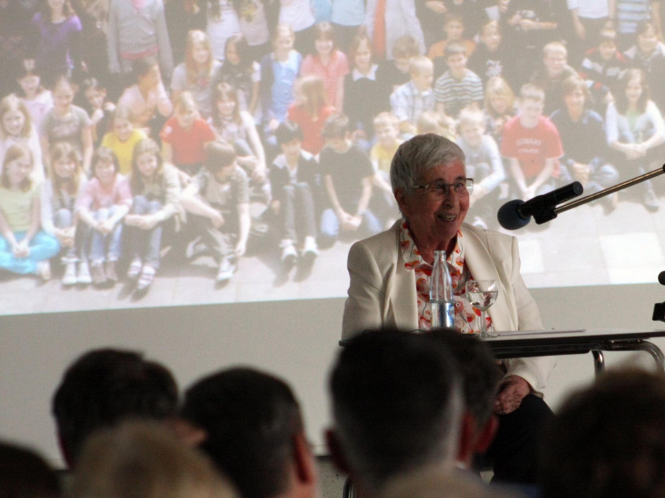 Hiltrud Schlitt war 1971 teil der Schulleitung und berichtet von den Anfängen des Bischöflichen Gymnasiums. Foto: Bistum Trier/Julia Fröder