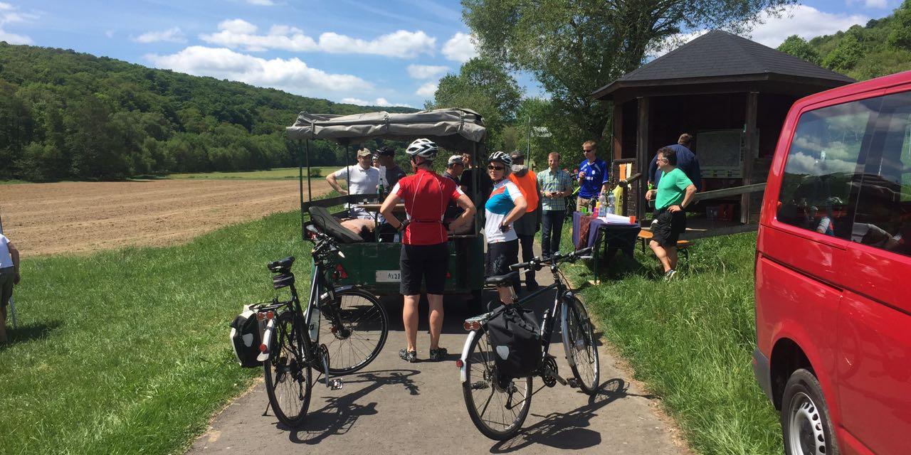 Viele Wanderer, Radfahrer und Männer auf Vatertagstour waren überrascht, Kirche hier anzutreffen.