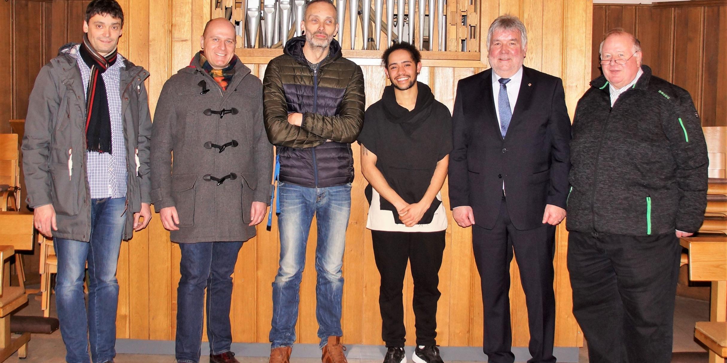 Michael Fischer (KEB Schönecken-Waxweiler), Thomas Berenz (KEB im Bistum Trier), Serge Schoonbrodt (Organist), Dominique Schmitz (Hiphop-Tänzer), Paul Lentes (Beigeordneter des Eifelkreises Bitburg-Prüm), Georg Josef Müller (Pfarrer). Foto: Dagmar Thome
