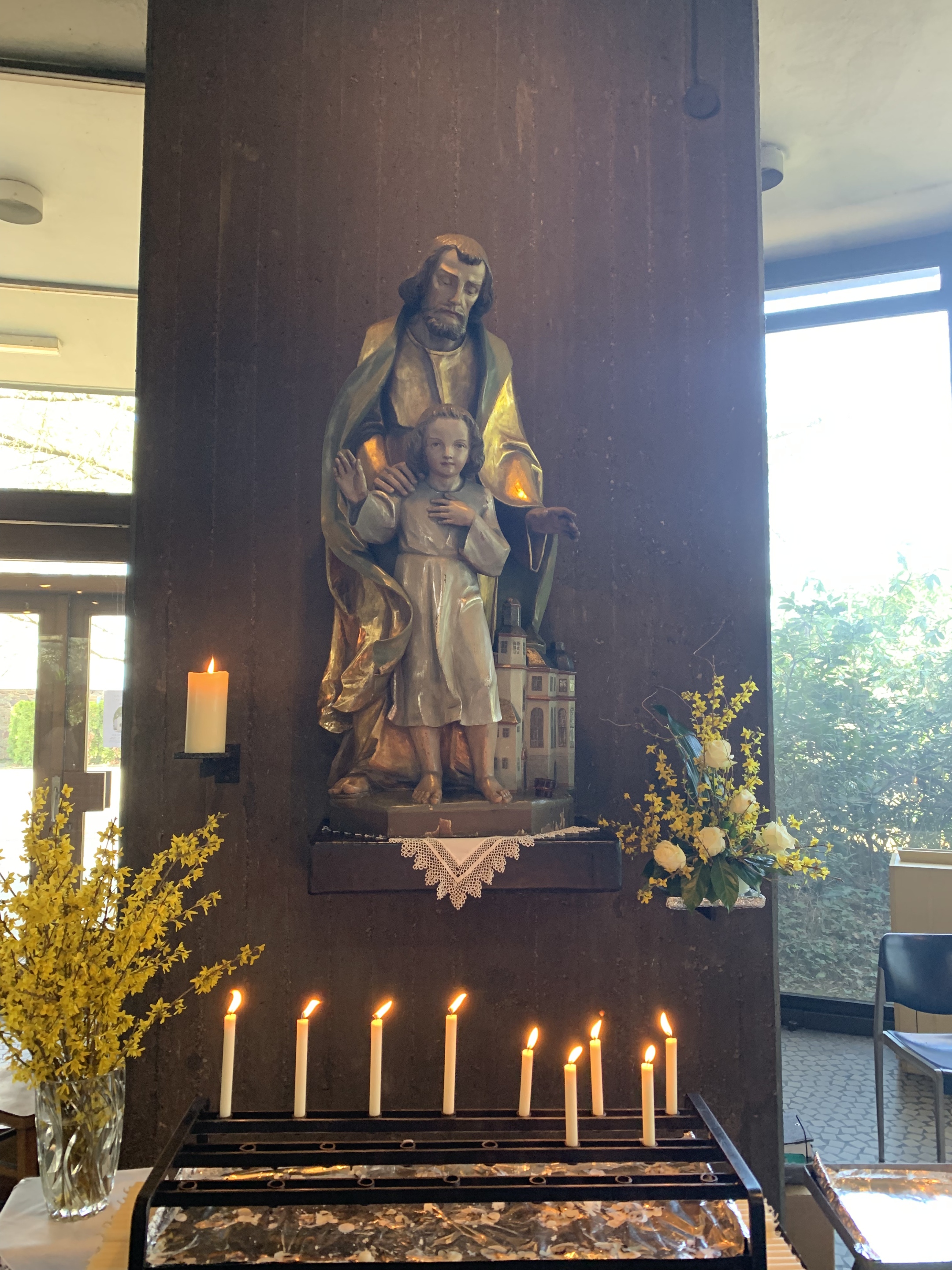 Eine Statue des heiligen Josef mit dem Jesuskind steht in der Pfarrkirche St. Josef in Merzig. Foto: uk