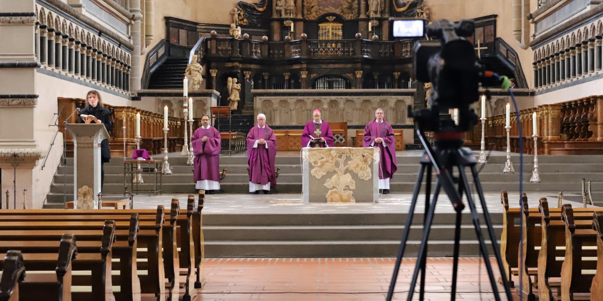 Corona-Prävention: Die Kirchenbänke im Trierer Dom mussten am dritten Fastensonntag leer bleiben. Dafür gab es eine Liveübertragung in Fernsehen und Internet. Zu sehen sind Kantorin Christina Elting, Diakon Johannes Schaffrath, Dompropst Werner Rössel, Bischof Dr. Stephan Ackermann und Generalvikar Ulrich Graf von Plettenberg (v.l.n.r.).