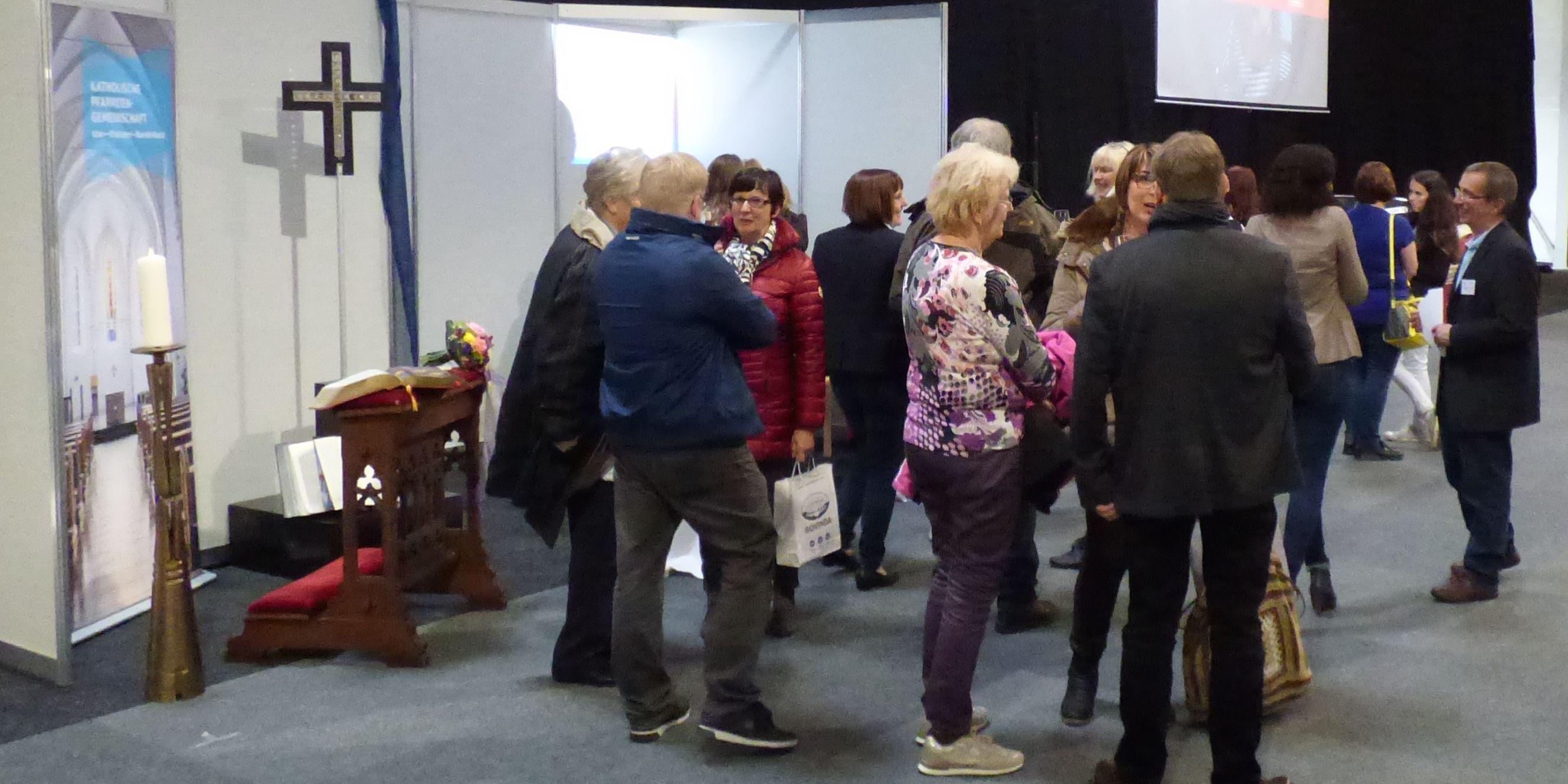 Während der Hochzeitsmesse informierten sich viele Besucher am Messestand.