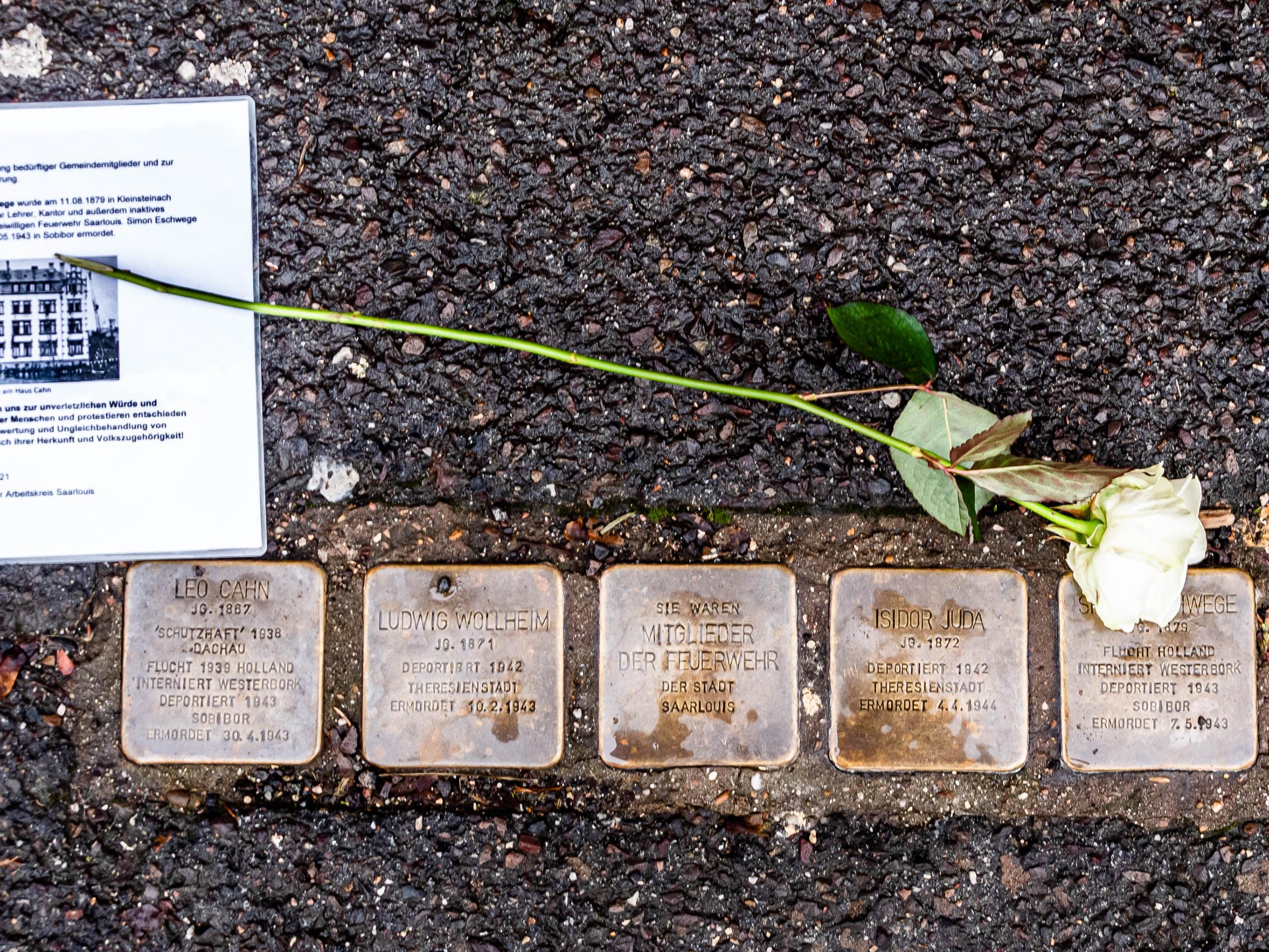 Im vergangenen Jahr legten die Mitglieder des Ökumenischen Arbeitskreises weiße Rosen an den Stolpersteinen in Saarlouis nieder. Foto: Rolf Ruppenthal/Bistum Trier