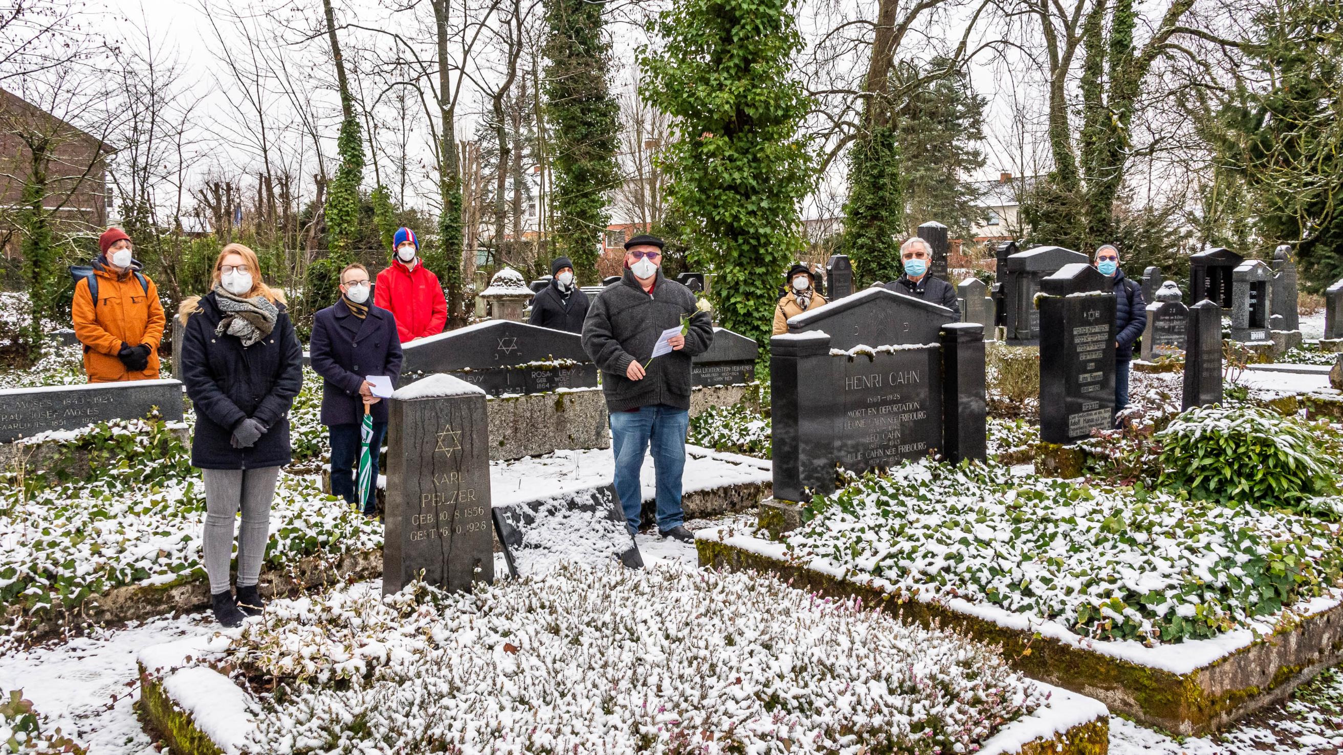 Zur Erinnerung an die Opfer des Nationalsozialismus haben Christen in Saarlouis Blumen auf dem Jüdischen Friedhof niedergelegt. Foto: Rolf Ruppenthal