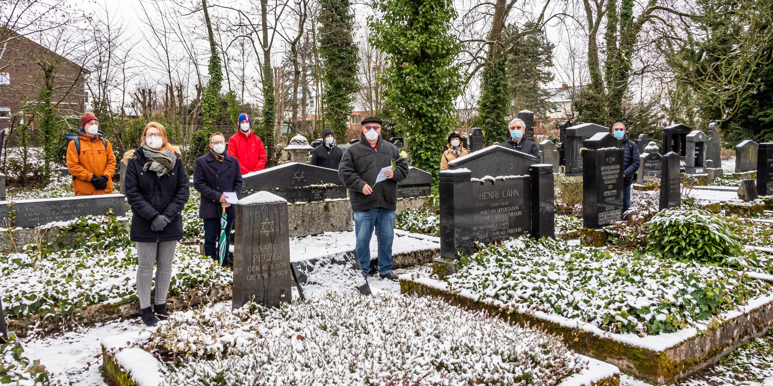 Zur Erinnerung an die Opfer des Nationalsozialismus haben Christen in Saarlouis Blumen auf dem Jüdischen Friedhof niedergelegt. Foto: Rolf Ruppenthal