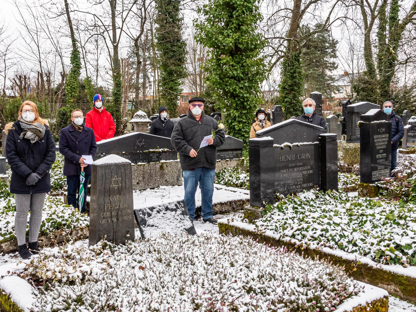 Zur Erinnerung an die Opfer des Nationalsozialismus haben Christen in Saarlouis Blumen auf dem Jüdischen Friedhof niedergelegt. Foto: Rolf Ruppenthal