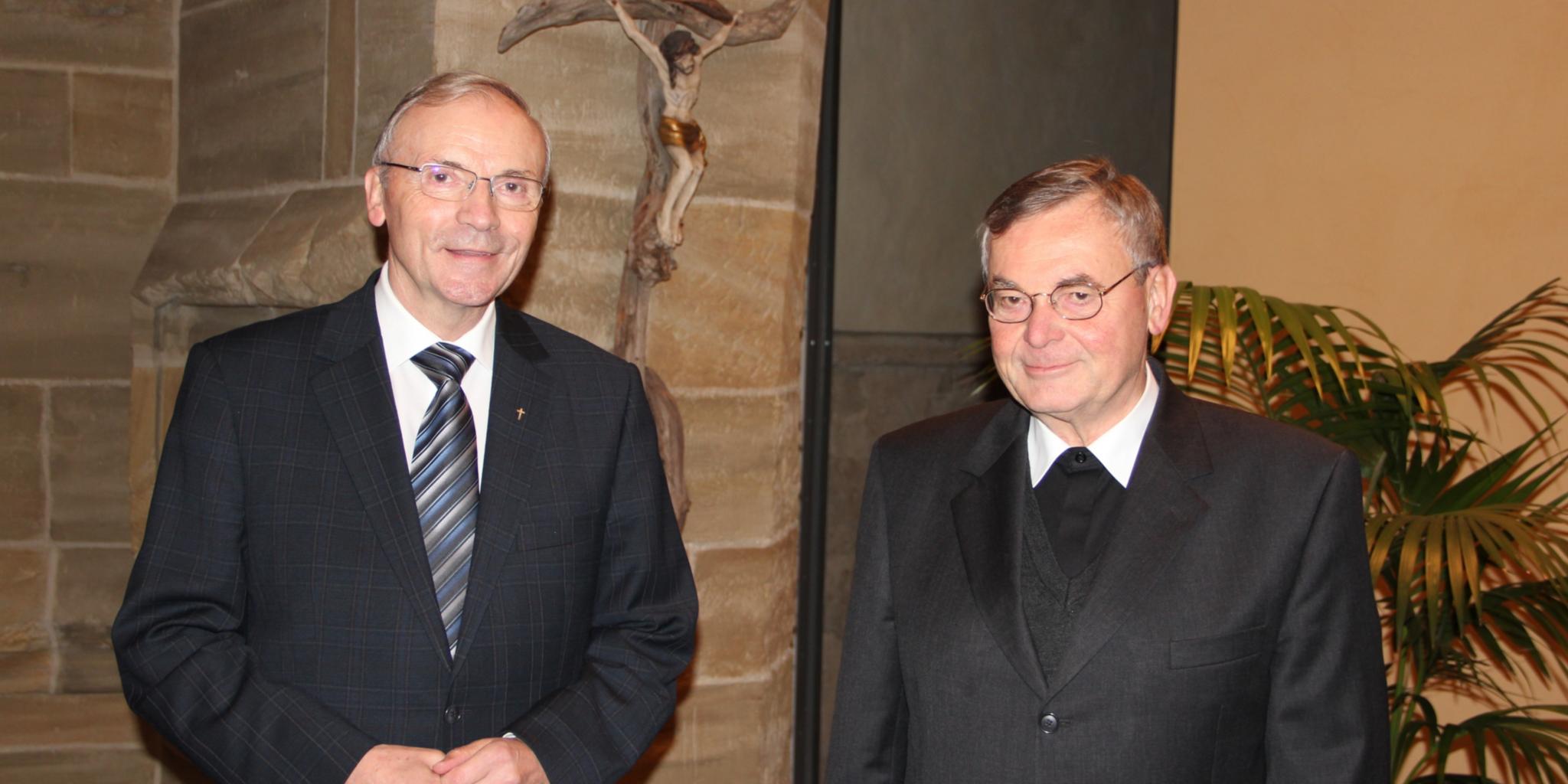 Domkapitular Klemens Hombach (li.) übernimmt die Aufgabe des Bischöflichen Beauftragten für die Priester im Ruhestand und die erkrankten Priester von Prälat Dr. Rainer Scherschel.
