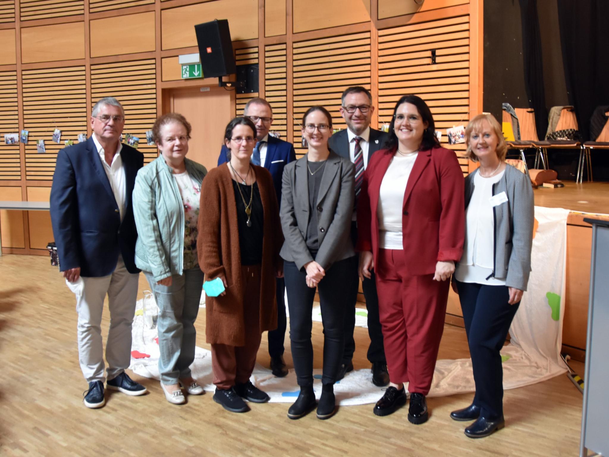 Paul Herrlein (LAG Hospiz Saarland), Christel Müller (Förderverein), Marion Schronen (Marienhaus-Hospiz Hermeskeil-Mohrbach), Rainer Kropp (kaufmännischer Direktor Marienhausklinik St. Josef Kohlhof), Michaela Collinet (KEB Saarbrücken), Landrat Sören Meng, Bürgermeisterin Lisa Hensler, Petra Hohnsbein (Leiterin Ambulantes Hospiz) (vl) beim Festakt. Foto: Ute Kirch