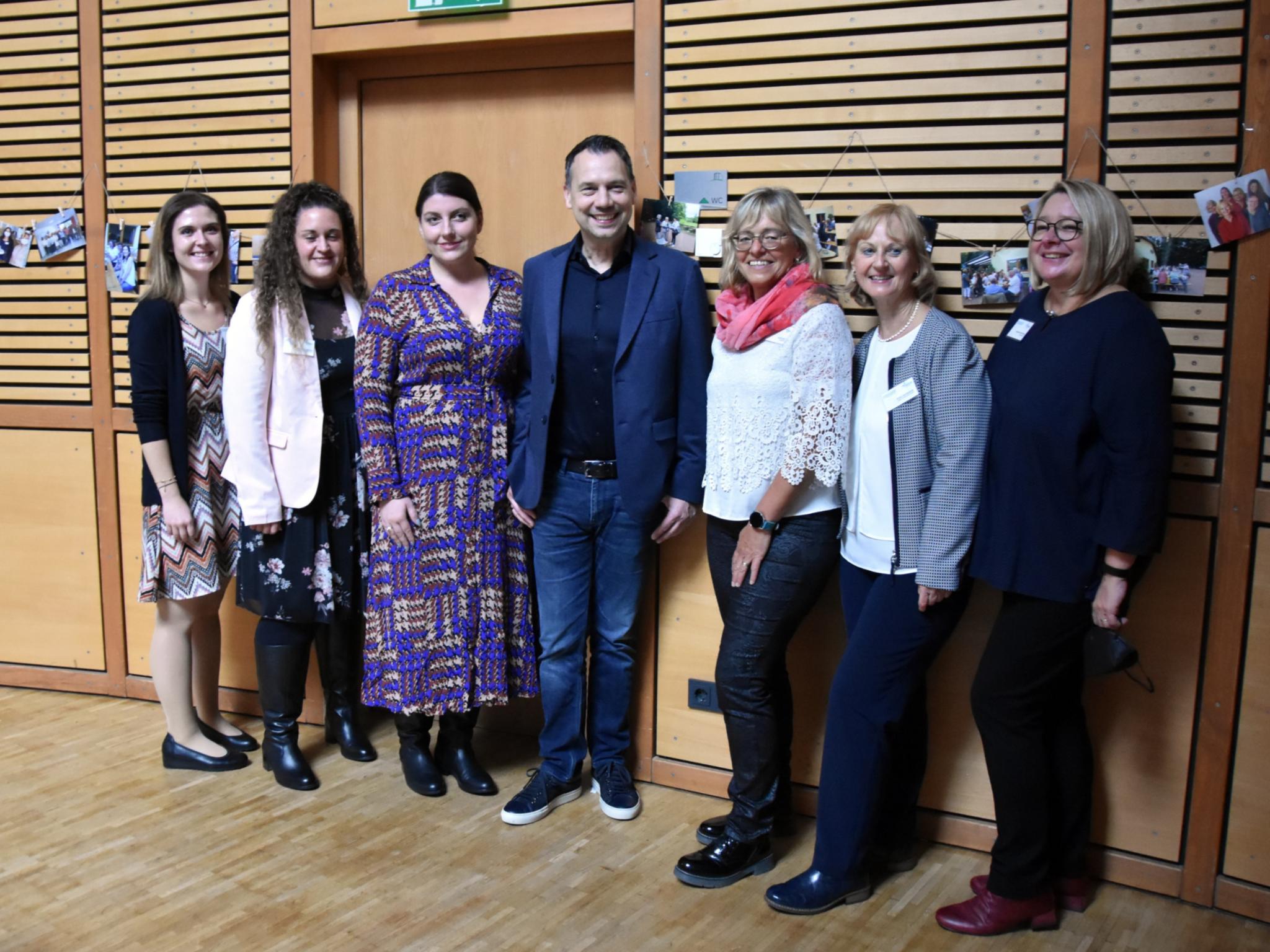 Die hauptamtlichen Hospizhelferinnen des Ambulanten Hospizes St. Josef Neunkirchen: Sarah Fischbach, Stefanie Kiesgen, Lind und Sebastian Fitzek (Autor), Claudia Trost, Petra Hohnsbein und Dagmar Hoffmann. Foto: Ute Kirch