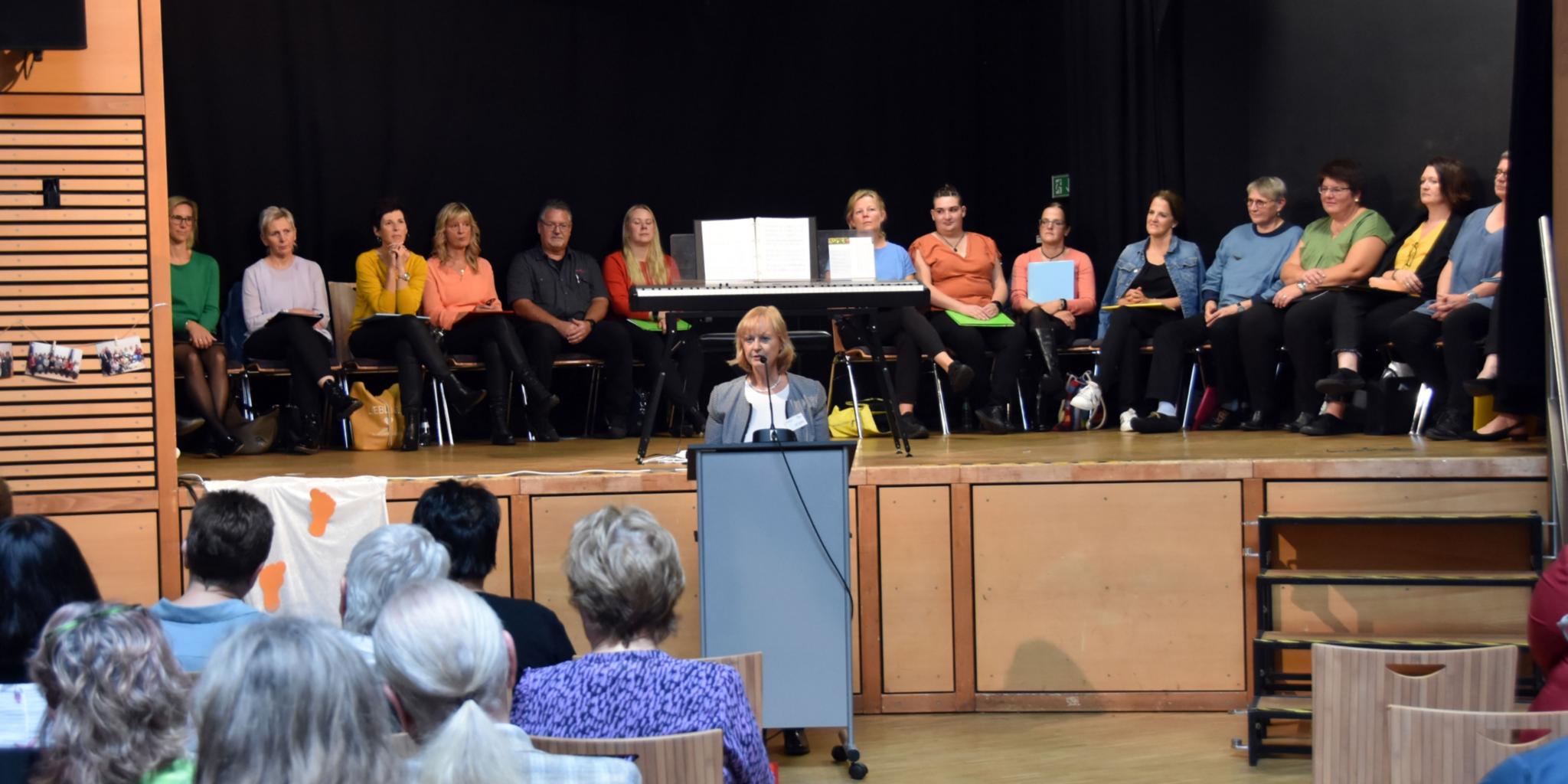 Die Leiterin des Ambulanten Hospizes St. Josef Neunkirchen, Petra Hohnsbein, stellt Meilensteine aus 20 Jahren Hospizarbeit im Landkreis Neunkirchen vor. Foto: Ute Kirch