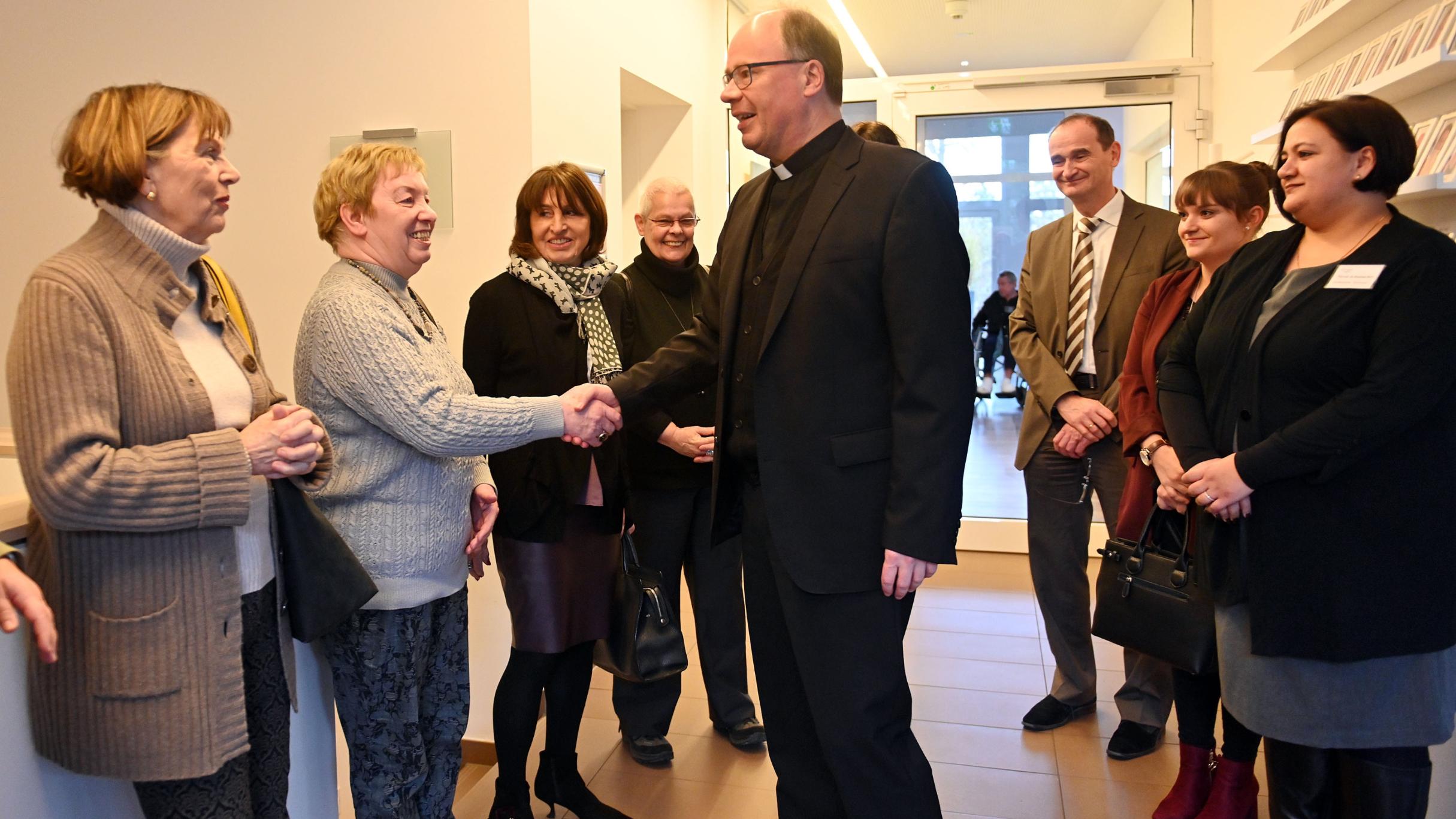Bischof Dr. Stephan Ackermann mit ehren- und hauptamtlichen Mitarbeiterinnen und Mitarbeitern des Hospizes.