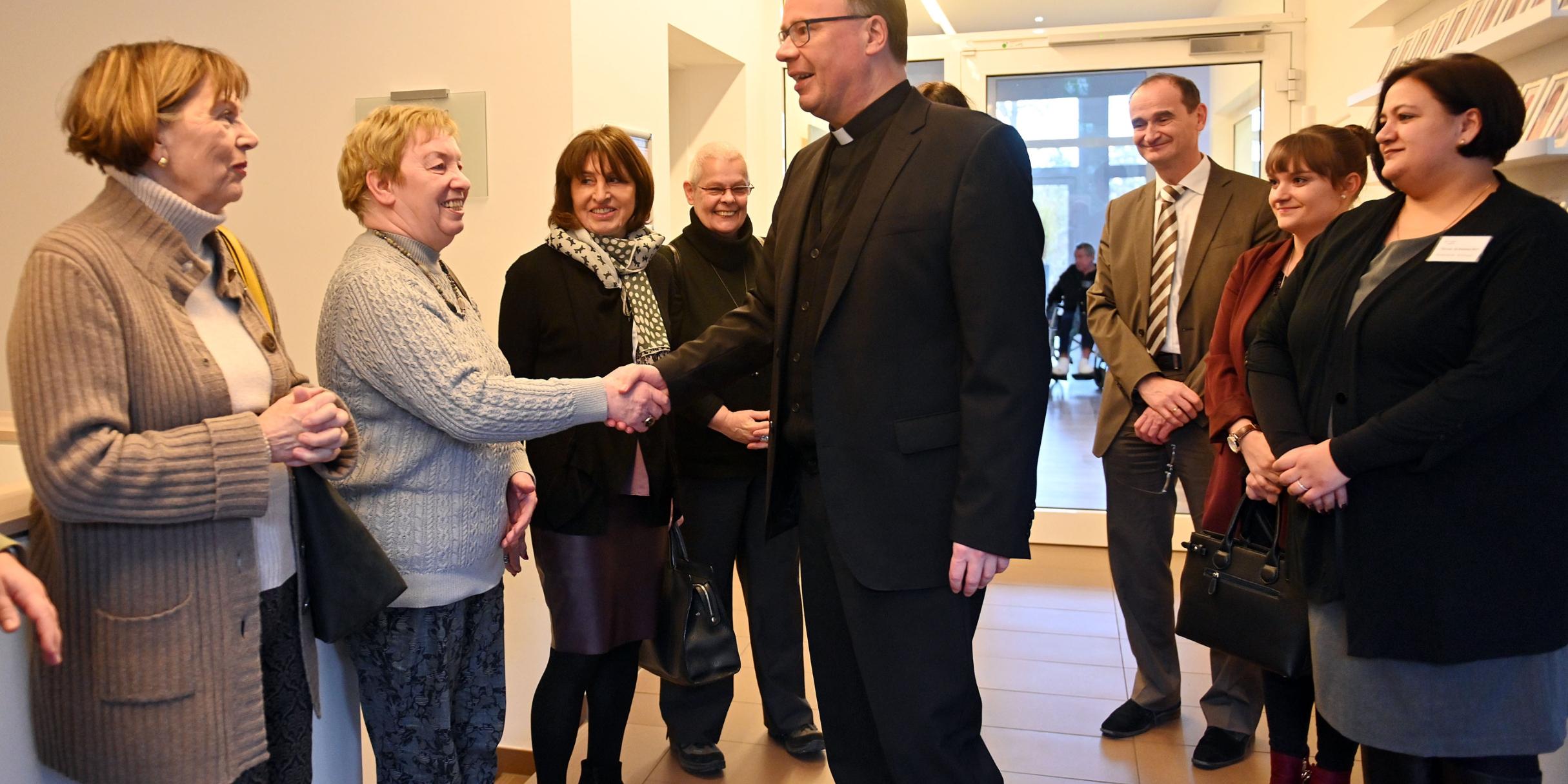 Bischof Dr. Stephan Ackermann mit ehren- und hauptamtlichen Mitarbeiterinnen und Mitarbeitern des Hospizes.