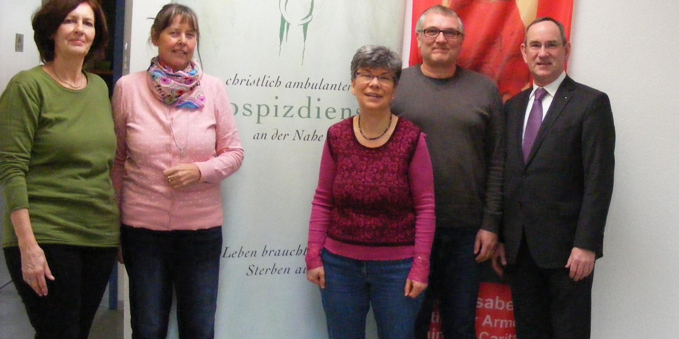 Die Hospiz-Fachkräfte Helga Borlinghaus, Lilo Mayer und Ingelore Mades gemeinsam mit Markus Weber (Dienststellenleiter Bad Kreuznach, Caritasverband Rhein-Hunsrück-Nahe e.V.) und Pfarrer Baldur Stiehl (Geschäftsführer Kirchliche Altenhilfe und Krankenpflege an Nahe und Glan gGmbH).