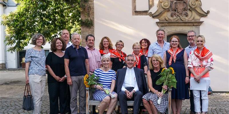 Ehrenamtliche Hospizhelferinnen und Hospizhelfer des Malteser Hilfsdienstes mit Weihbischof Franz Josef Gebert in der Mitte (Foto: Malteser Hilfsdienst)