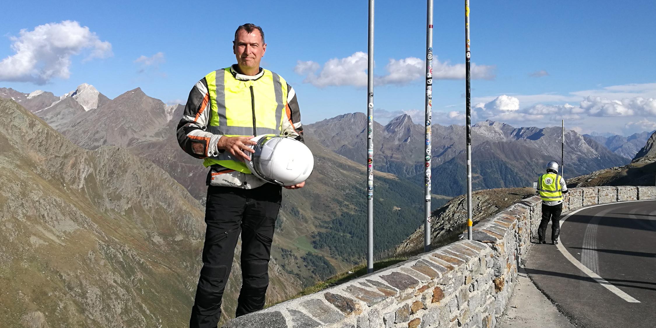 Jedes Jahr bietet Hubertus Kesselheim eine Motorradwallfahrt für die Beamten an - hier sieht man ihn auf dem Rückweg von Assisi, wo er mit 49 Polizistinnen und Polizisten war. (Foto: privat)