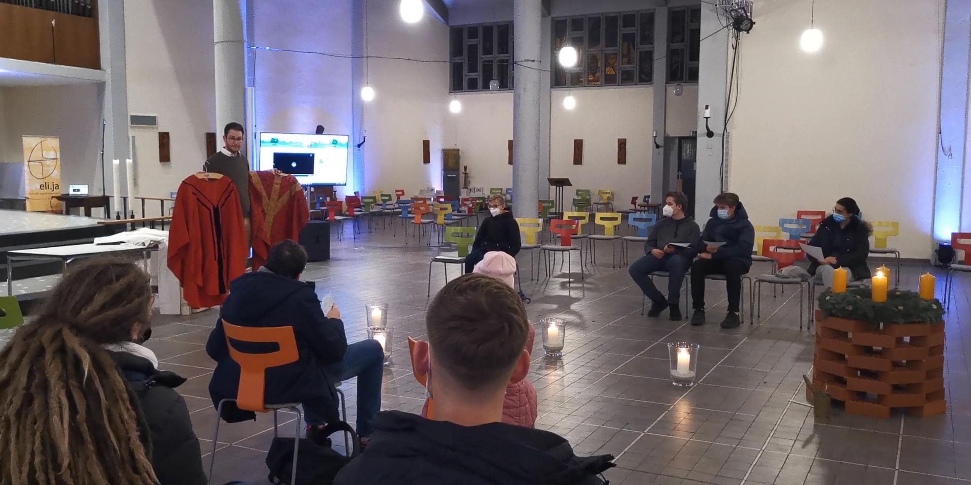 Jugendpfarrer Thomas Hufschmidt vermittelt Wissenswertes zur Person des heiligen Nikolauses. (Fotos: Christina Libeaux/Bistum Trier)