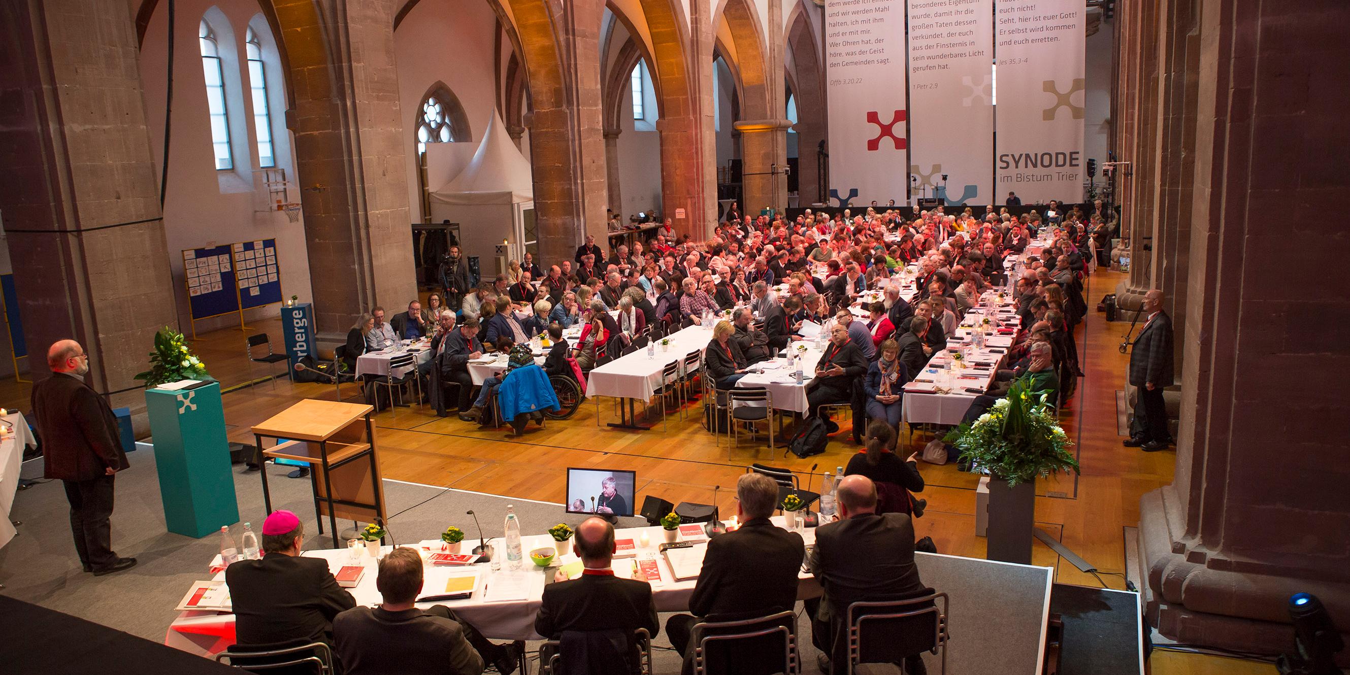 Blick in die Synodenaula bei der Arbeit