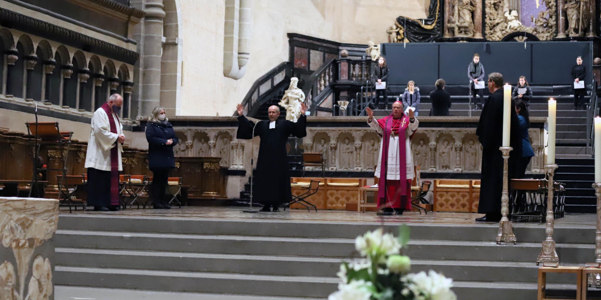 Präses Manfred Rekowski (links) und Bischof Dr. Stephan Ackermann (rechts) beim Segen