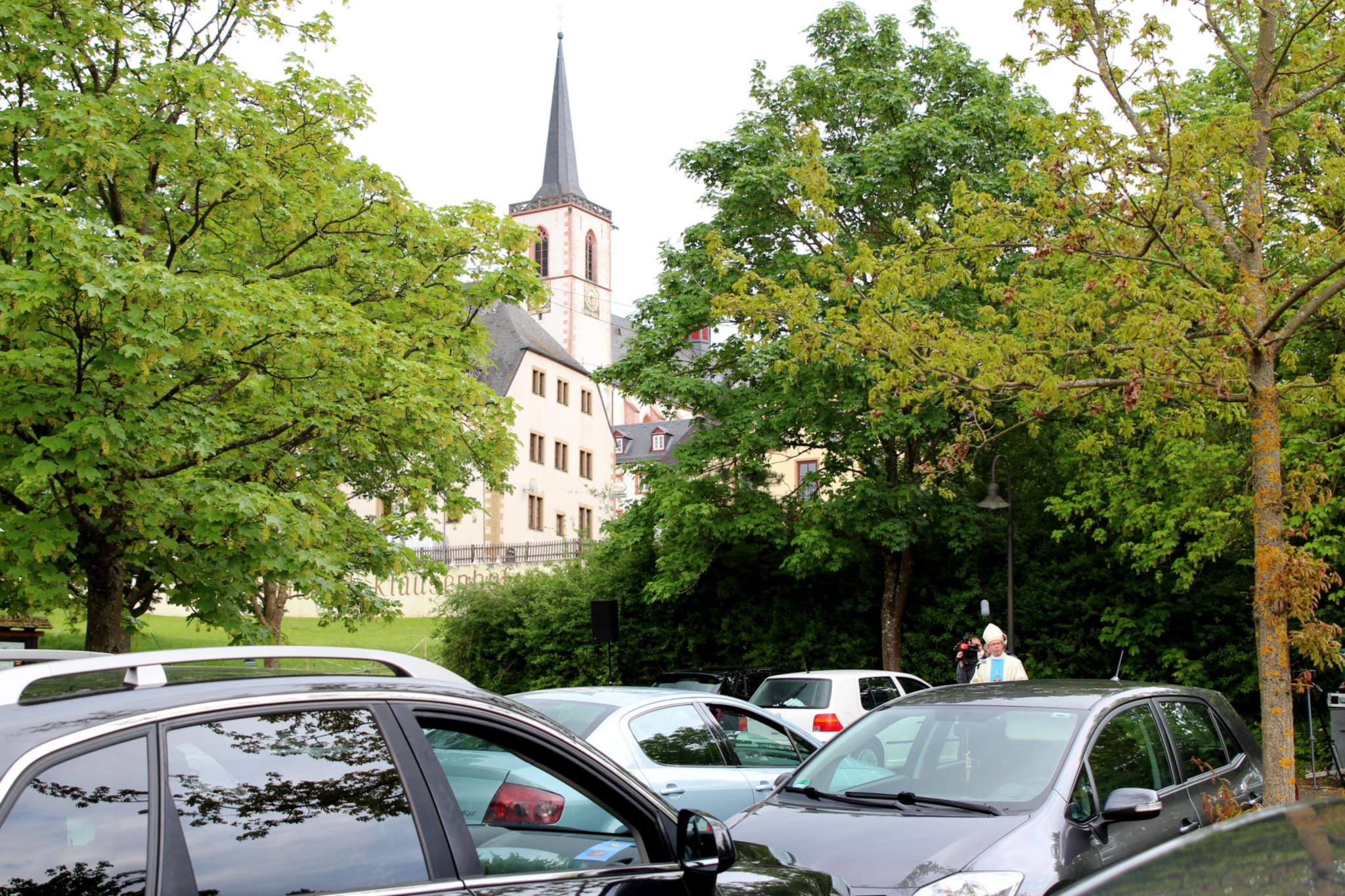 Viele verfolgten in ihren Autos den Gottesdienst (Foto: Tobias Marenberg)