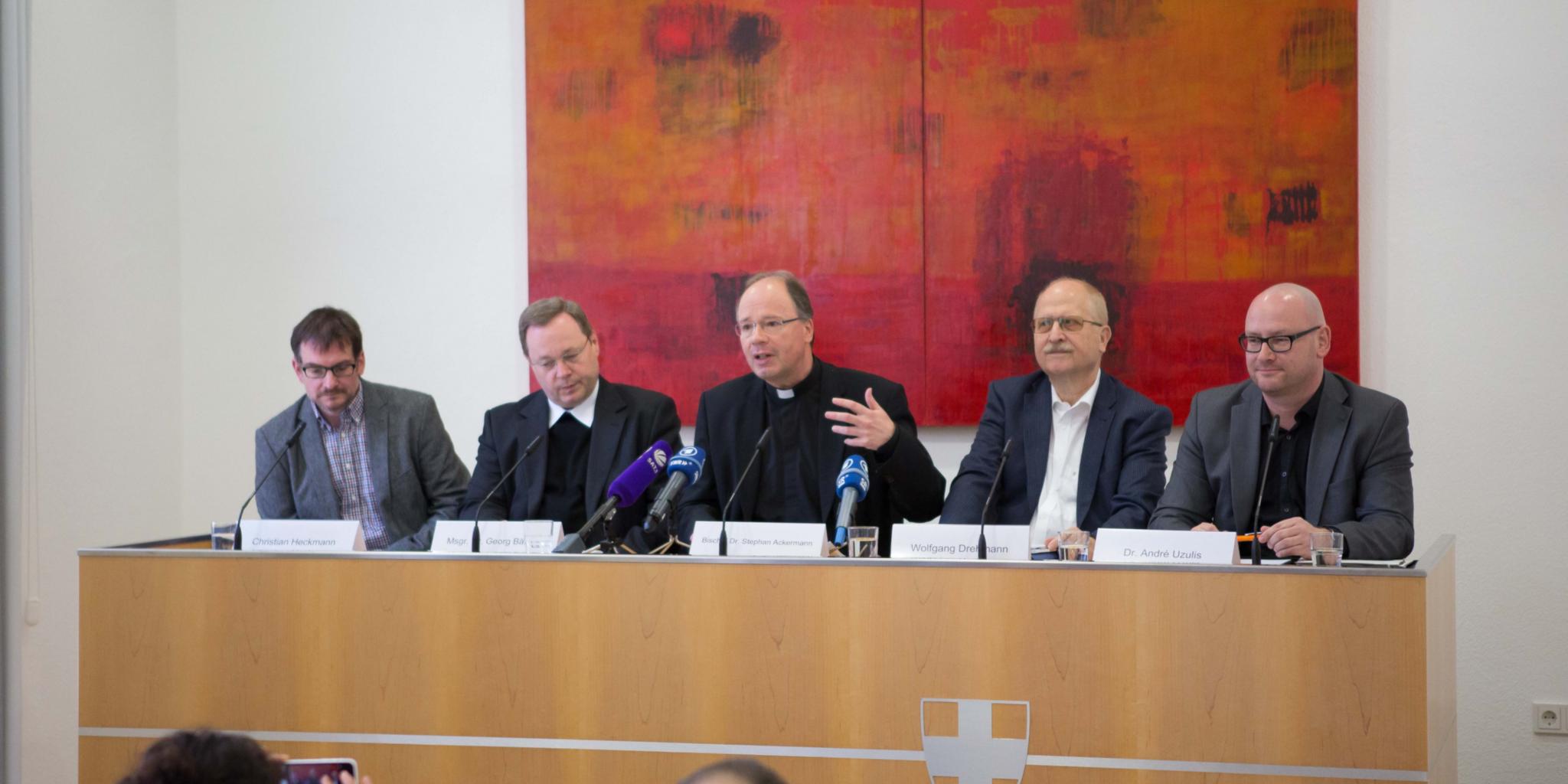Synodensekretär Christian Heckmann, Generalvikar Dr. Georg Bätzing, Bischof Dr. Stephan Ackermann, Moderator Wolfgang Drehmann und Pressesprecher Dr. André Uzulis (v.l.n.r.)