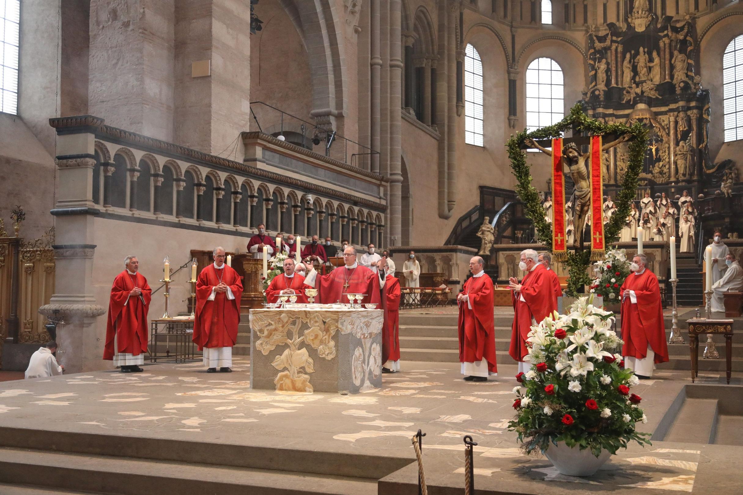 Bischof Ackermann und die Konzelebranten