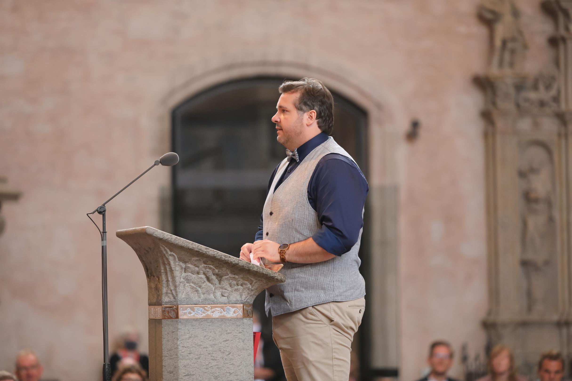 Pastoralreferent Niklas Hirtz bedankt sich im Namen aller bei den Ausbildungsbeauftragten sowie Familie, Freunden und Kollegen.