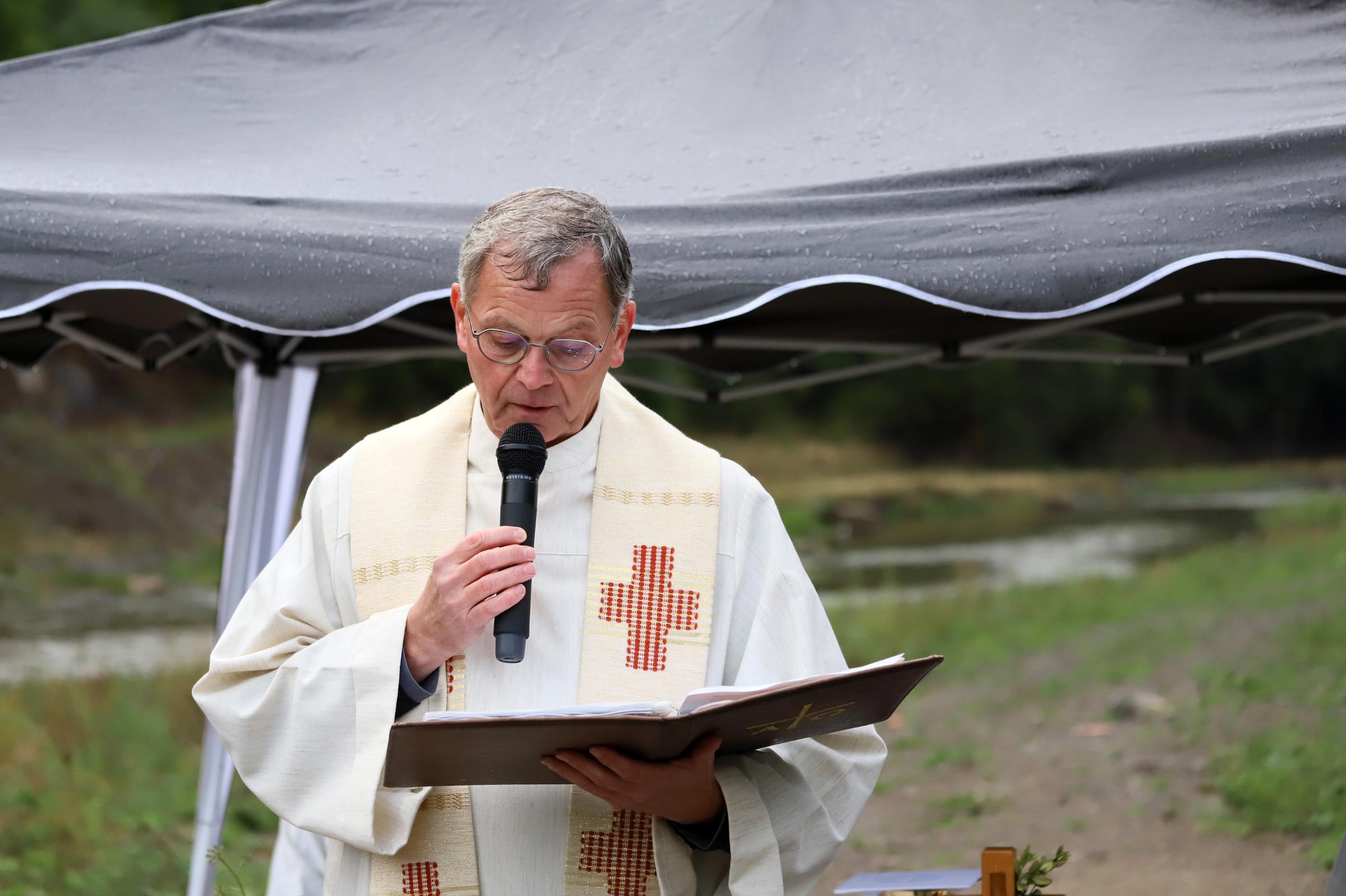 Generalvikar Dr. Ulrich Graf von Plettenberg verliest während des Gottesdienstes das Dekret der Profanierung vor.