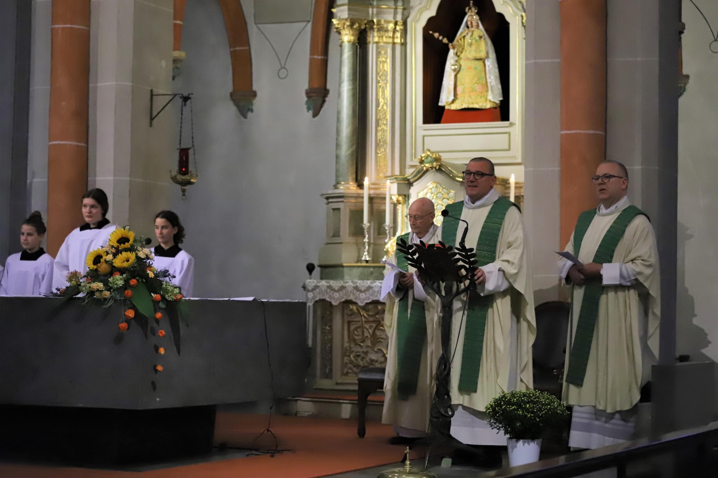 Diözesanjugendpfarrer Matthias Struth (Mitte) stand dem Gottesdienst vor.
