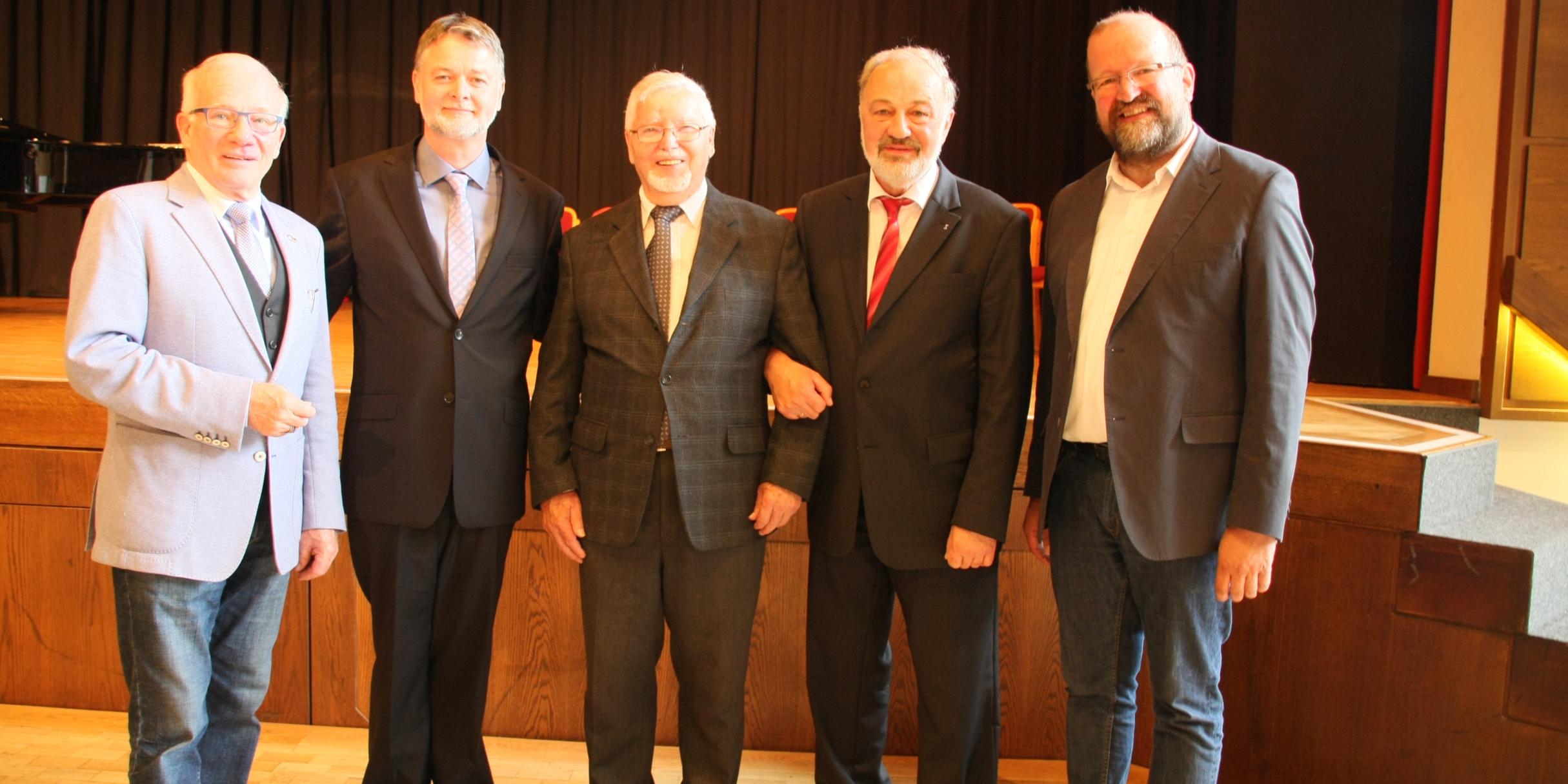 Rudolf Düber (2.v.r.) und sein Nachfolger Eberhard Köhler (4.v.r.) haben Dübers Vorgänger Alfons Hassel in die Mitte genommen. Rechts: Telefonseelsorger Bernd Wagener und links Vorstandsvorsitzender Werner Hammes.