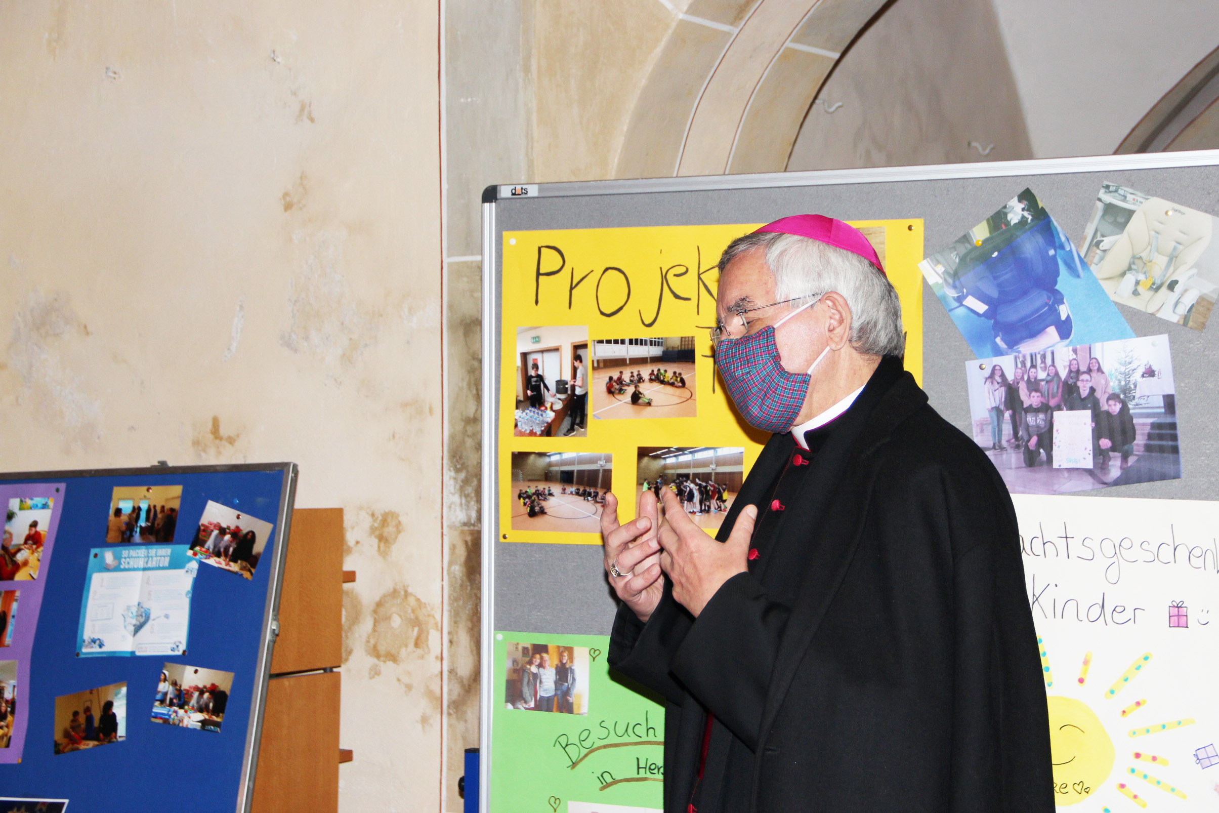 Weihbischof Gebert im Vorgespräch über die Projekte der Firmlinge. Foto: Angelika Witczak