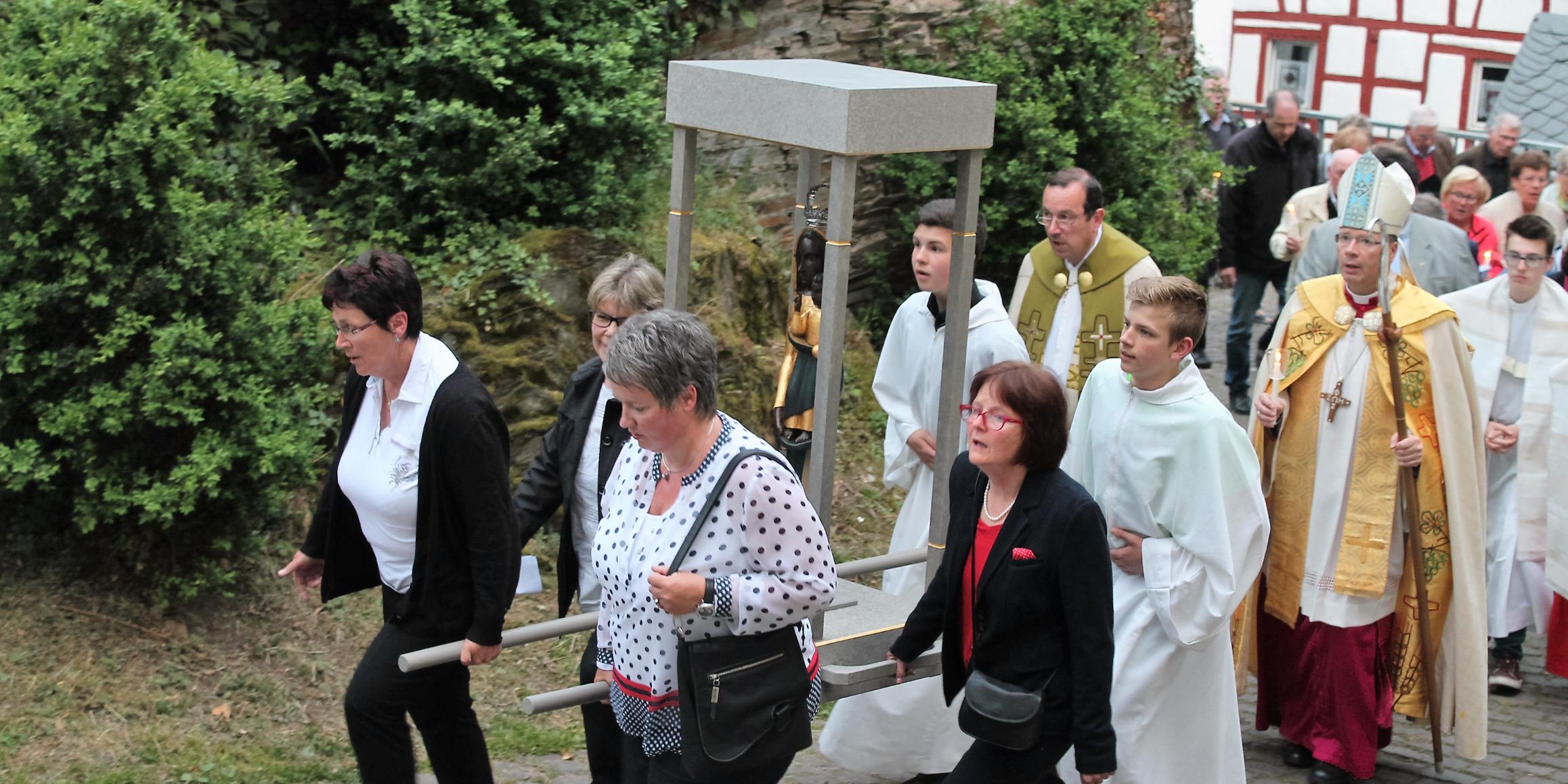 Gemeinsam mit hunderten Pilgern geht es für Bischof Ackermann von der Mosel hinauf auf den Klosterberg zur Pfarrkirche St. Joseph.