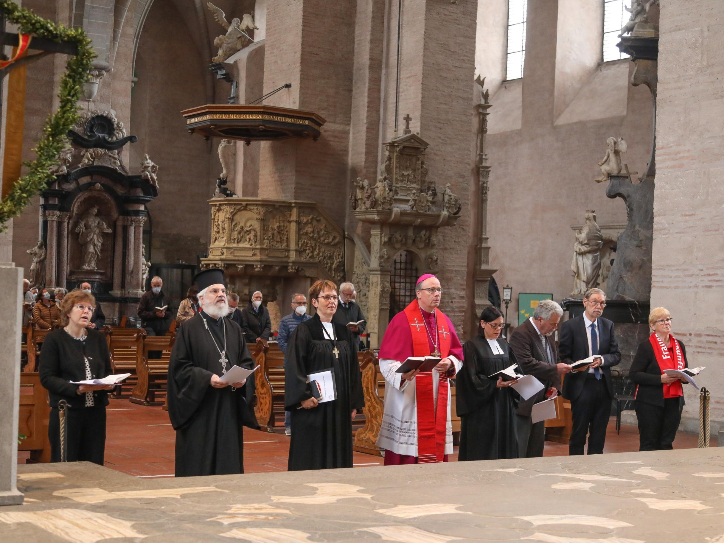 Vertreterinnen und Vertreter verschiedener christlicher Kirchen haben im Rahmen der Heilig-Rock-Tage 2022 im Trierer Dom einen ökumenischen Gottesdienst gefeiert. Foto: Helmut Thewalt