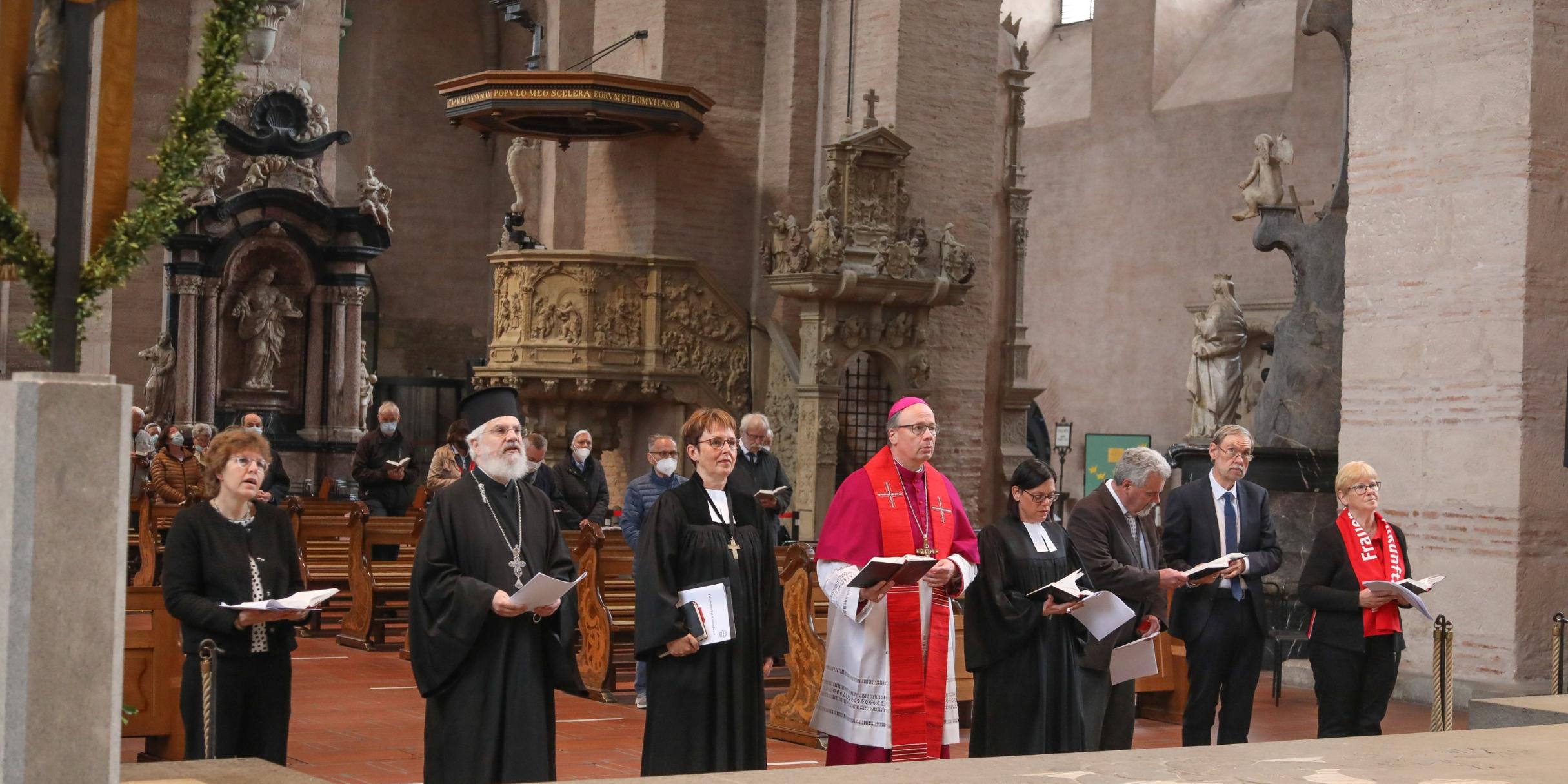Vertreterinnen und Vertreter verschiedener christlicher Kirchen haben im Rahmen der Heilig-Rock-Tage 2022 im Trierer Dom einen ökumenischen Gottesdienst gefeiert. Foto: Helmut Thewalt