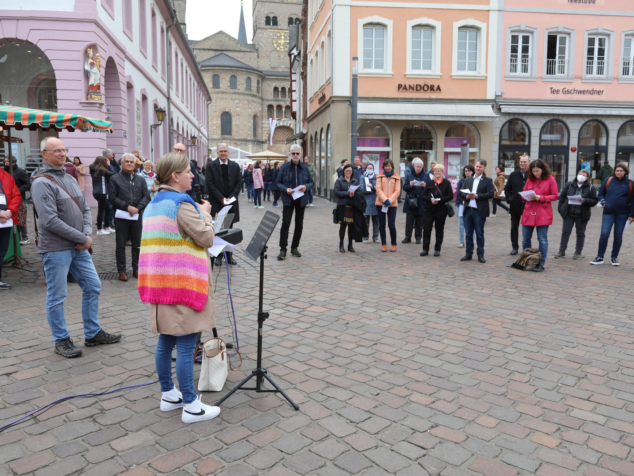 Pastoralreferentin Anja Günther hält das Mittagsgebet auf dem Trierer Hauptmarkt. Im Zentrum der 15-minütigen Andacht steht die Bergpredigt. Foto: Helmut Thewalt