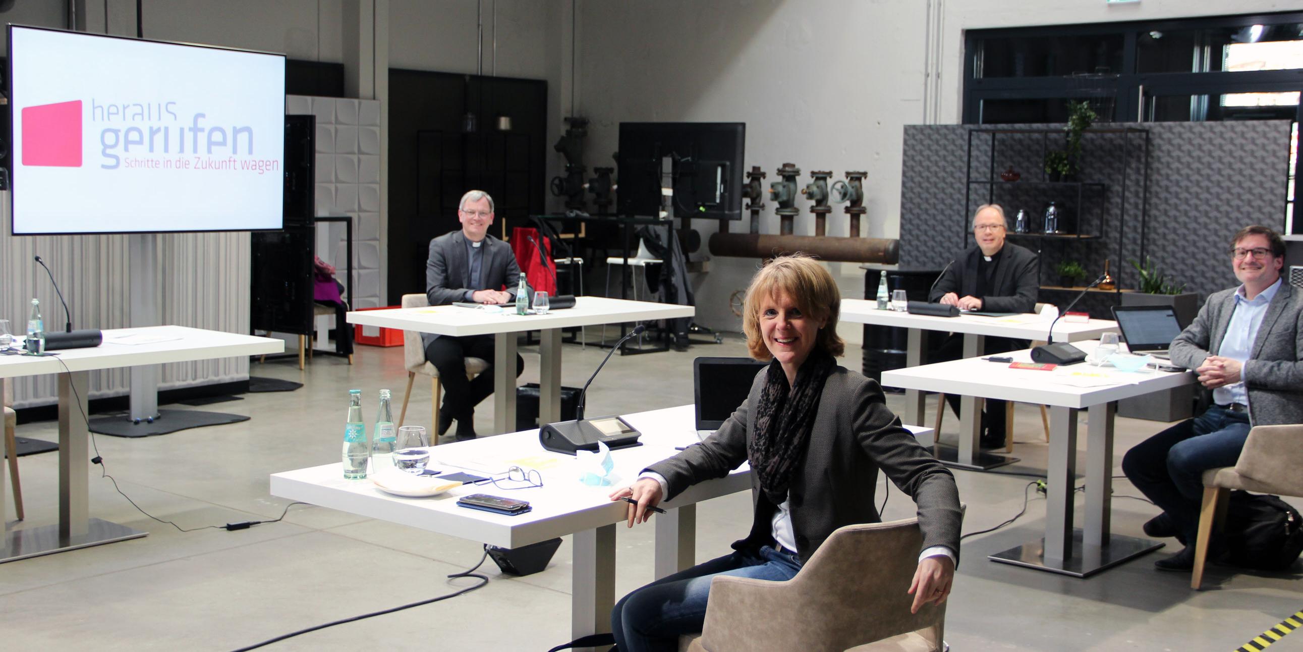 vlnr. Generalvikar von Plettenberg, Edith Ries, Bischof Ackermann und Christian Heckmann beim virtuellen Treffen mit den Beauftragten für die Sondierungsphase