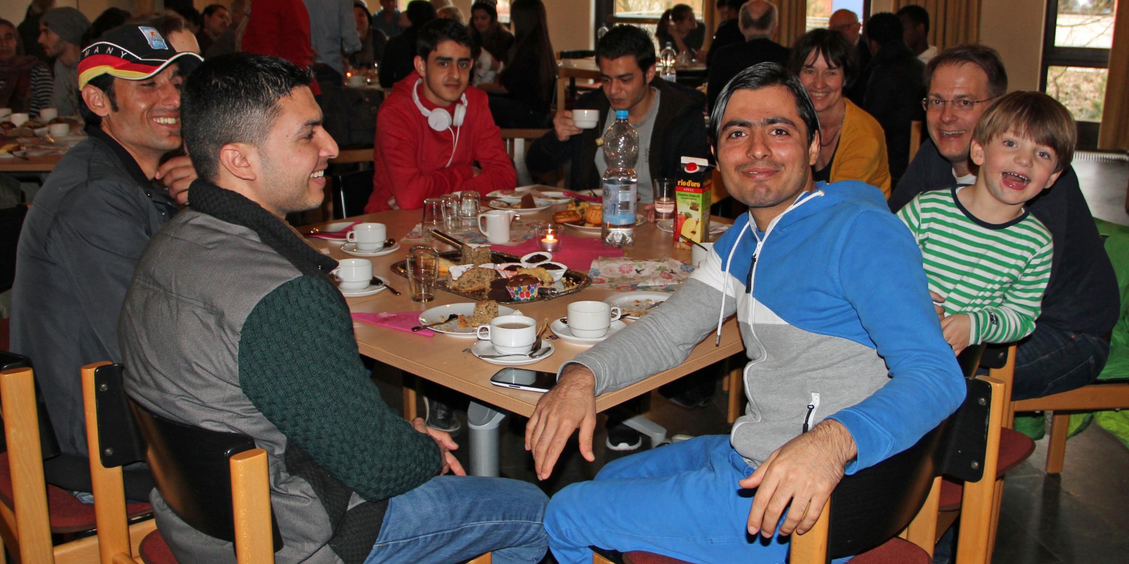 Im Willkommens-Café fühlen sich Flüchtlinge und Einheimische wohl.