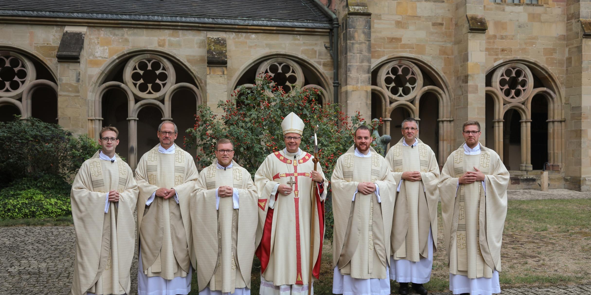 Bischof Stephan Ackermann (Bildmitte) hat am 26. September 2020 sechs Männer zu Priestern geweiht (v.l.n.r.): Jonas Staudt, Stephan Schramm, Dominik Schmitt, Carsten Mayer, Bernd Schütz und Patric Schützeichel. Foto: Bistum Trier / Helmut Thewalt