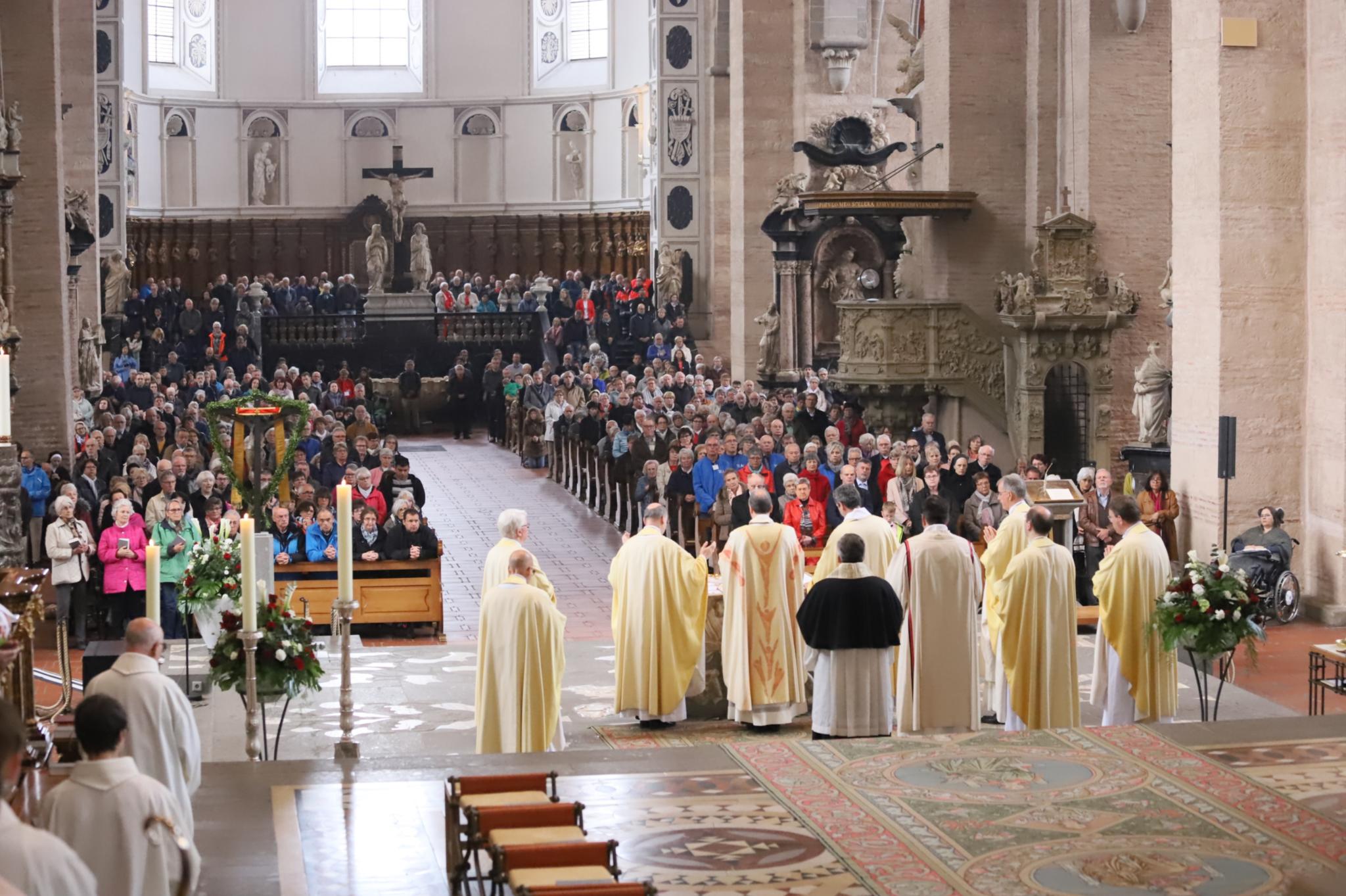 Zahlreiche Menschen feierten den Gottesdienst am Tag des ehrenamtlichen Engagements mit