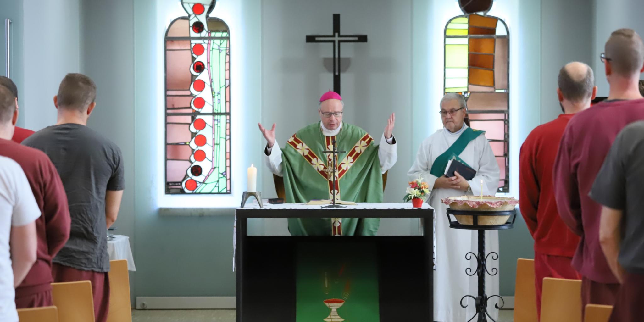 Bischof Ackermann und Diakon Reichert feiern Gottesdienst mit den Inhaftierten in der hauseigenen Kapelle. Fotos: Inge Hülpes/Bistum Trier