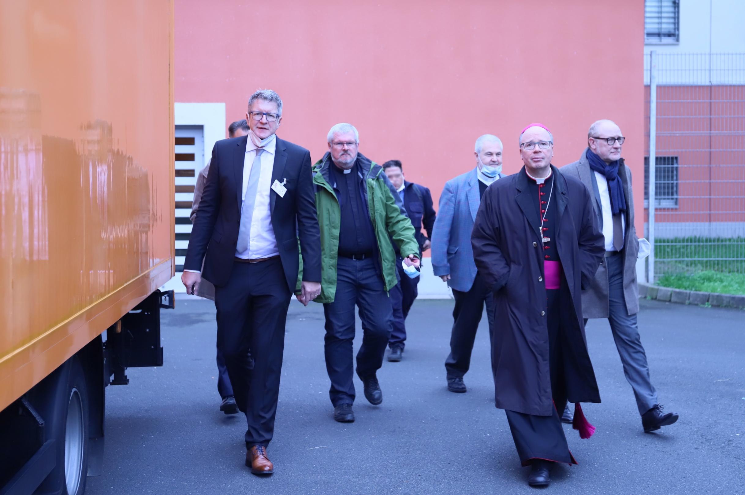Rundgang über das Areal der JVA Wittlich. V.l.n.r.: Anstaltsleiter Jörn Patzak, Diakon Johannes Arnoldi, Diakon Thomas Reichert, Bischof Ackermann und Uli Stinner, Leiter der Abteilung Pastorale Grundaufgaben im Bischöflichen Generalvikariat